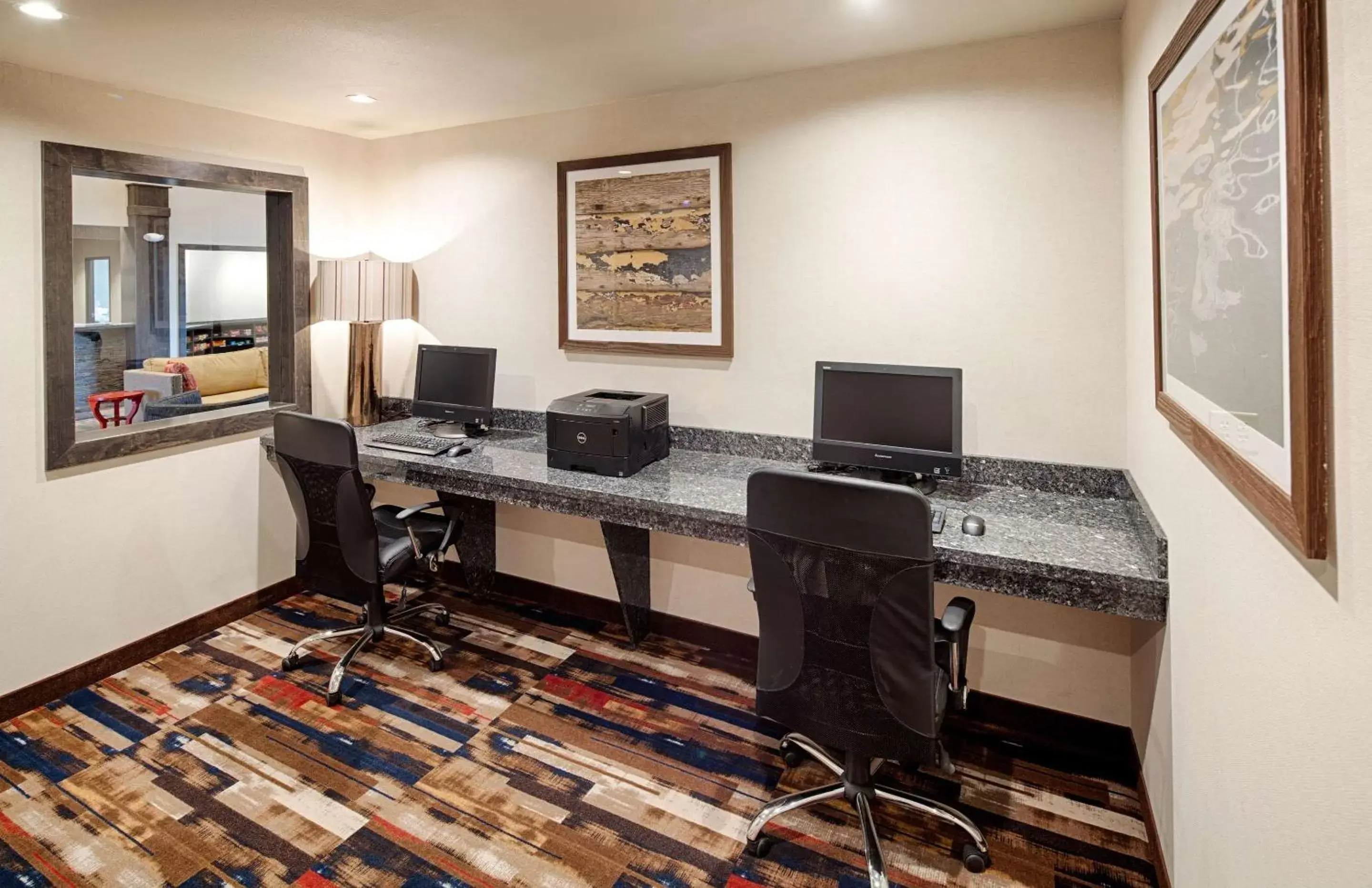 TV and multimedia in Red Lion Ridgewater Inn & Suites Polson