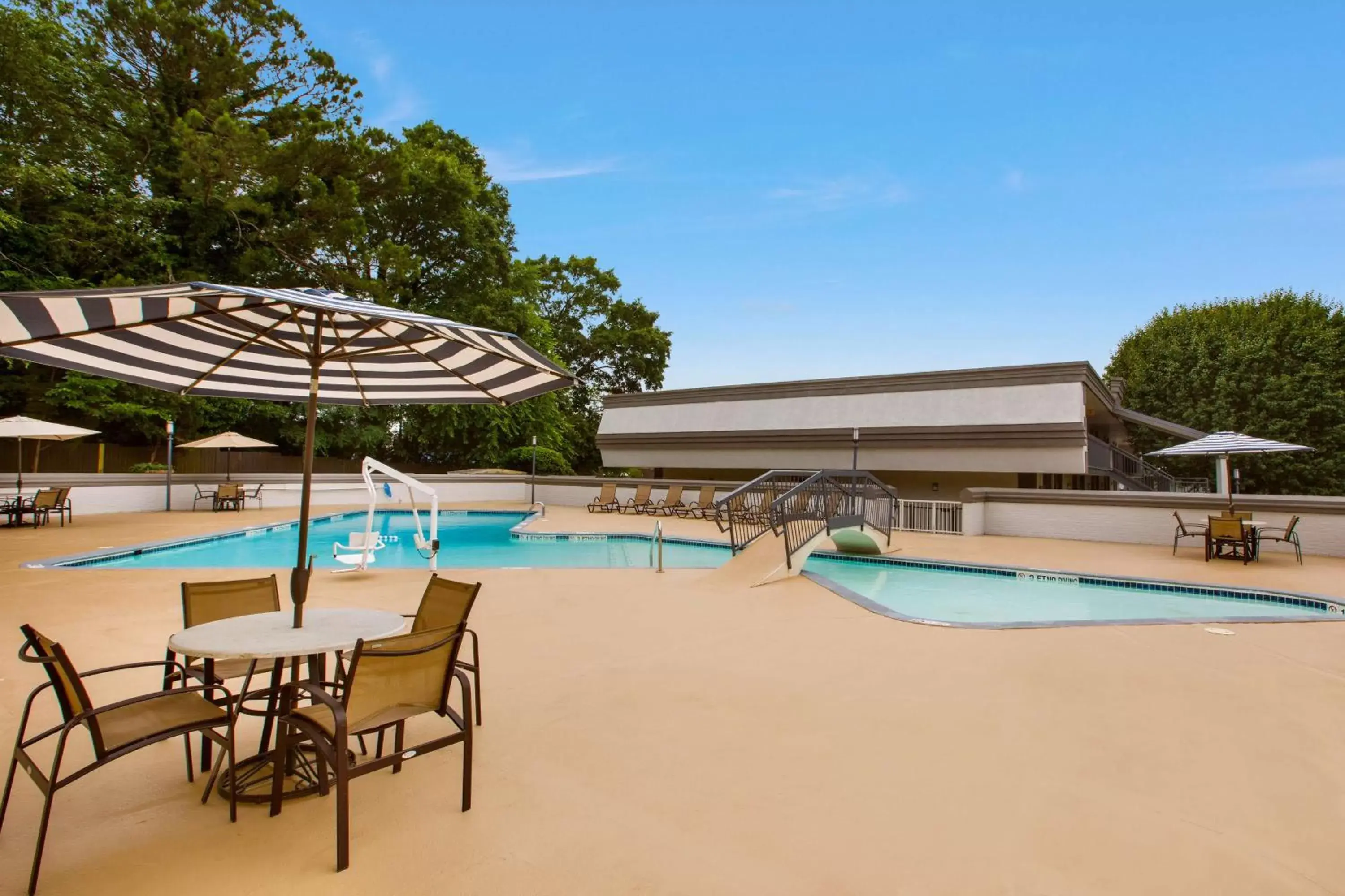 Pool view, Swimming Pool in Best Western Southlake Inn