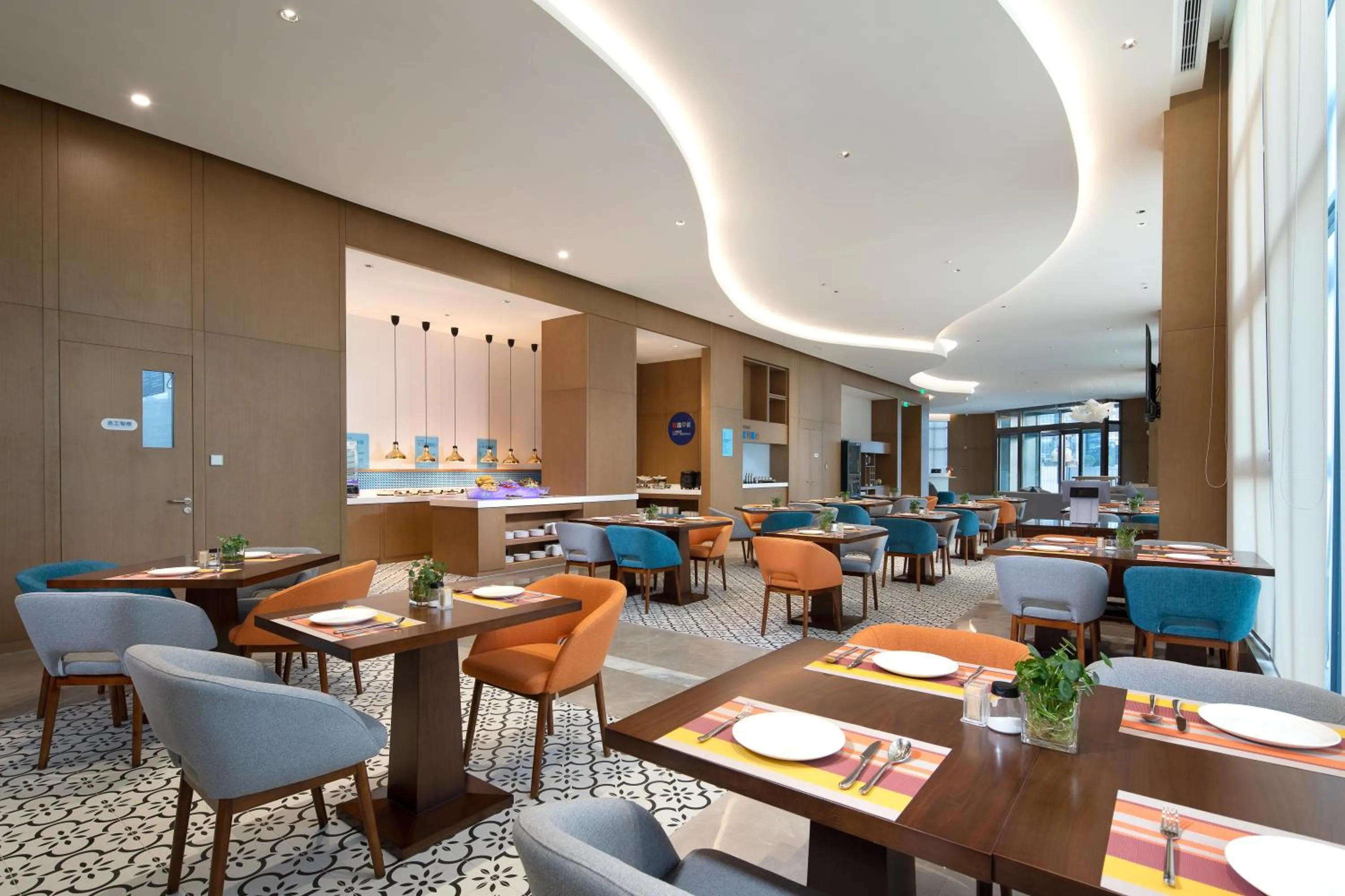 Restaurant/places to eat in Holiday Inn Express Chengdu Longquanyi North by IHG