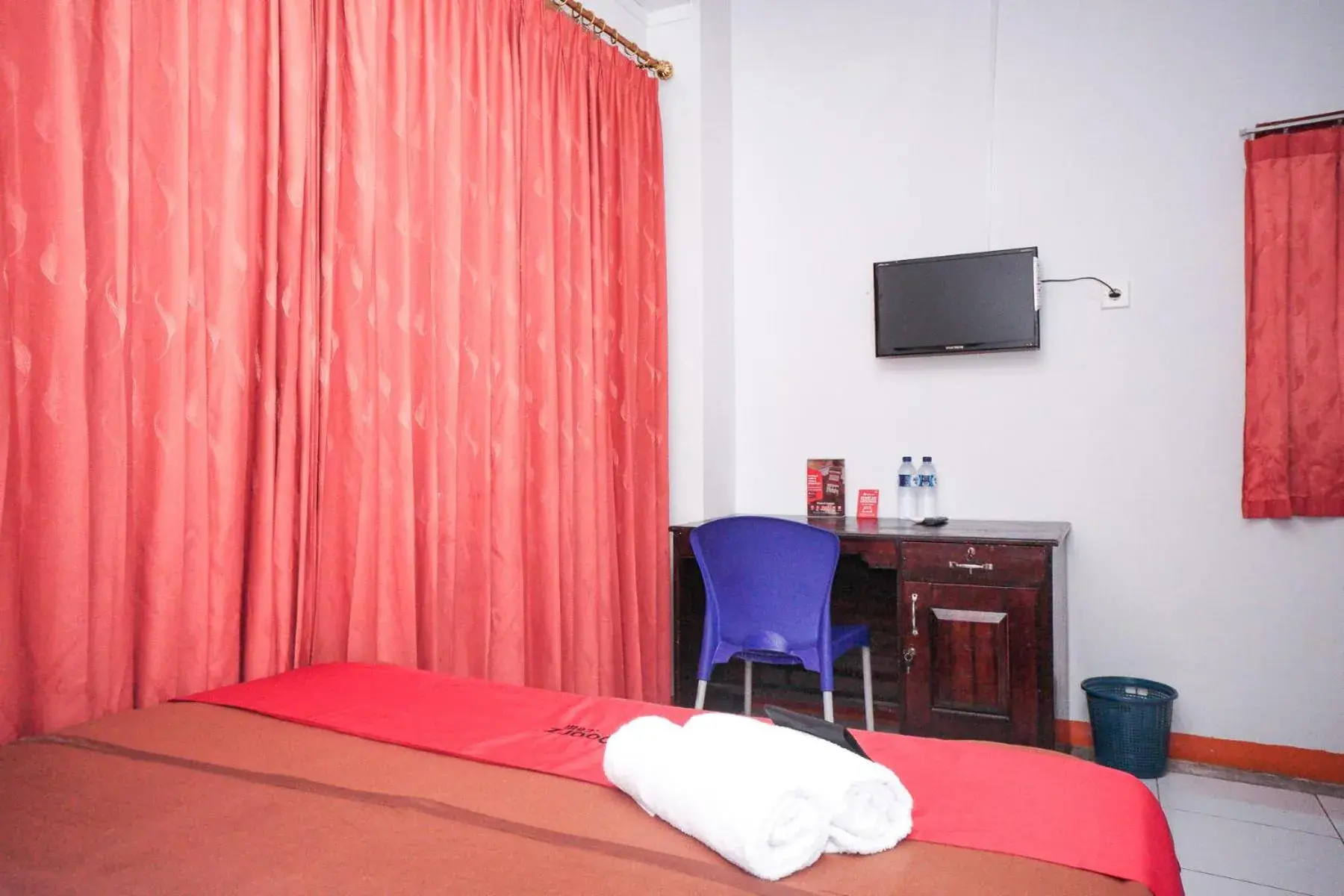 Bedroom, TV/Entertainment Center in RedDoorz near Palembang Square Mall 2