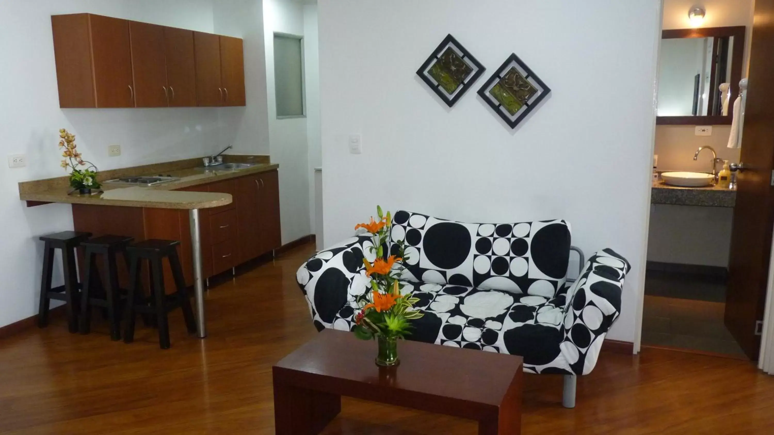Living room, Kitchen/Kitchenette in Hotel Casa Galvez