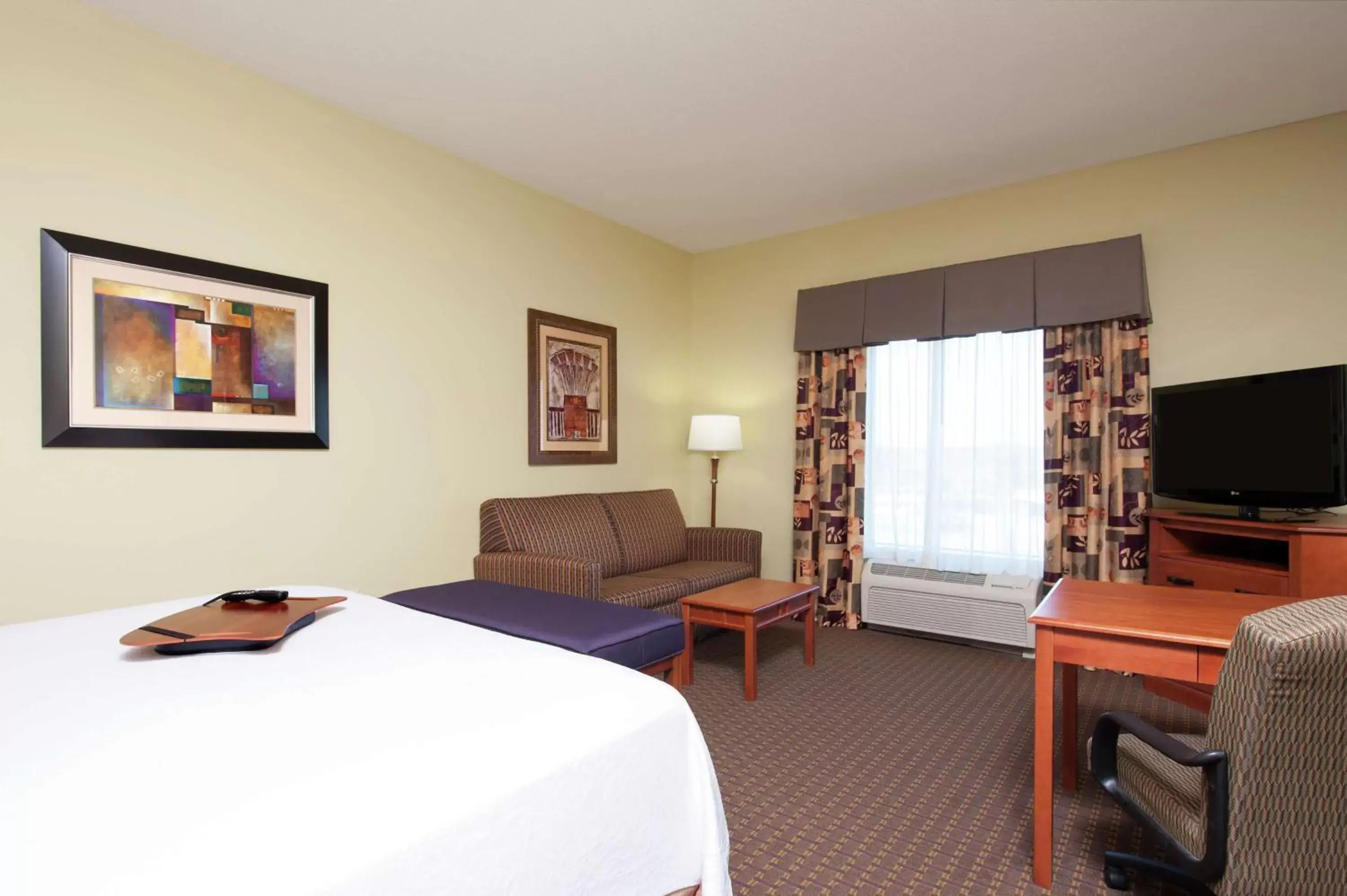 Bedroom, TV/Entertainment Center in Hampton Inn & Suites Moline-Quad City Int'l Aprt