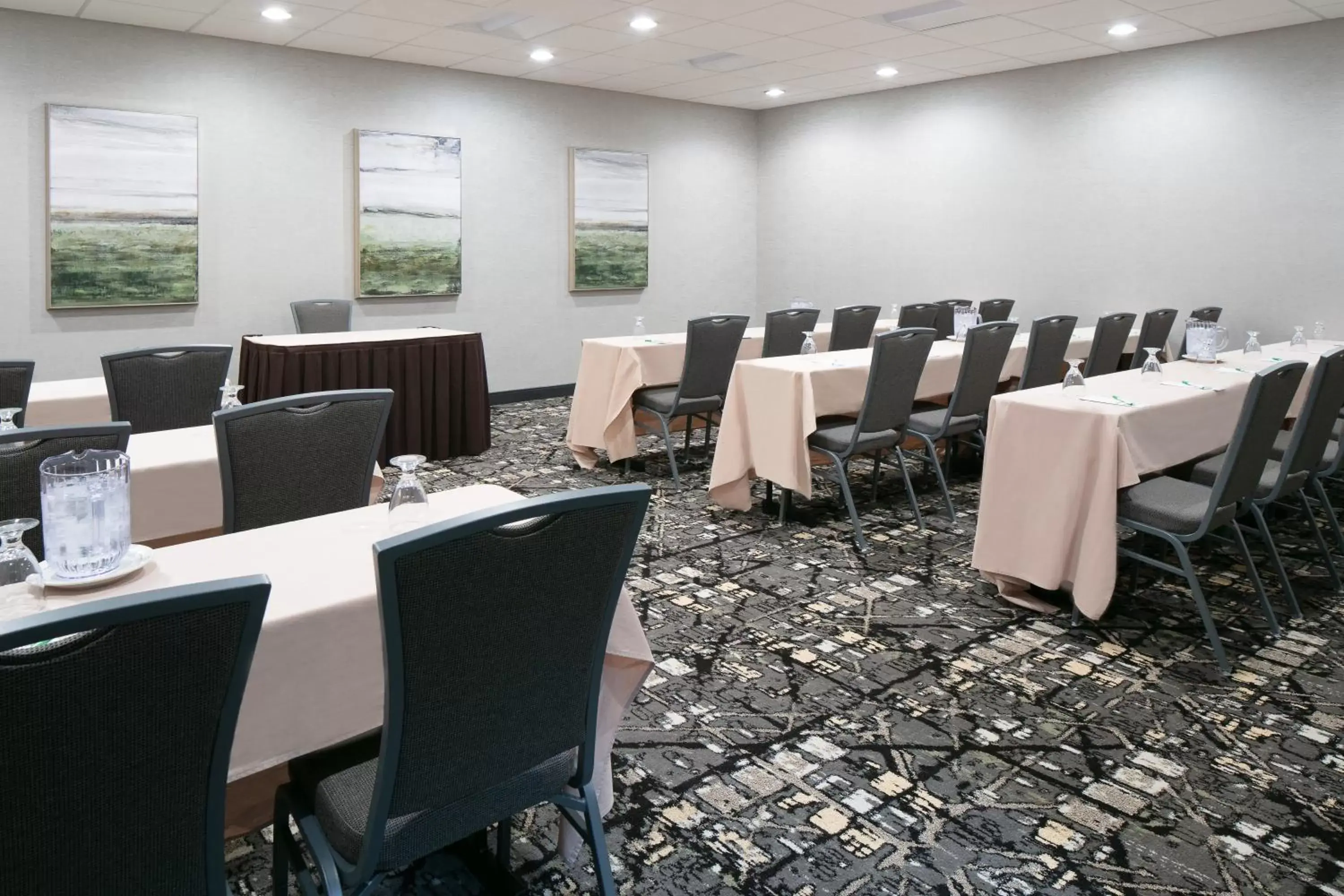 Meeting/conference room in Holiday Inn Hotel & Suites Des Moines-Northwest, an IHG Hotel