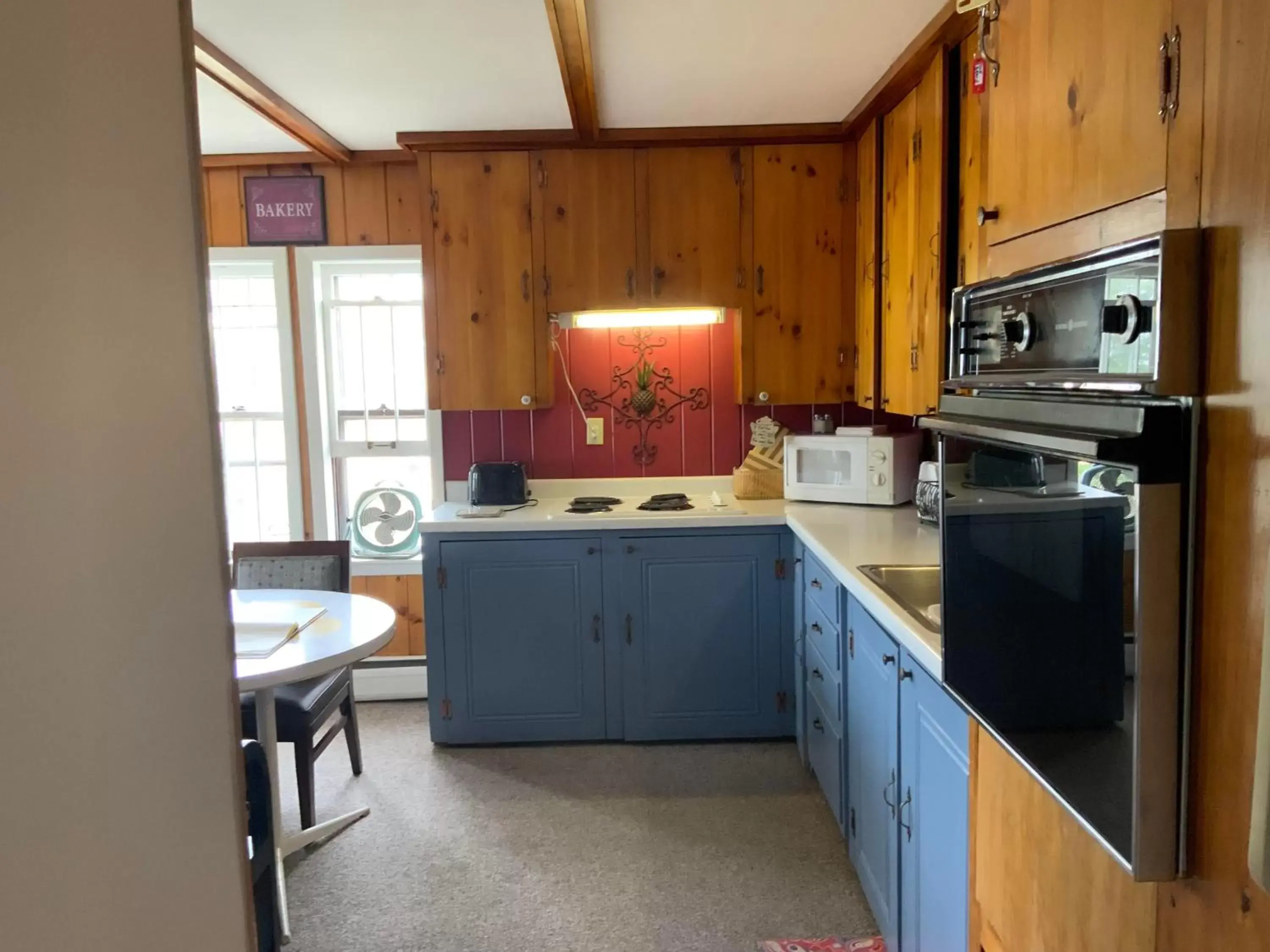 Kitchen or kitchenette, Kitchen/Kitchenette in Chateau Country Inn and Captain's Cottage