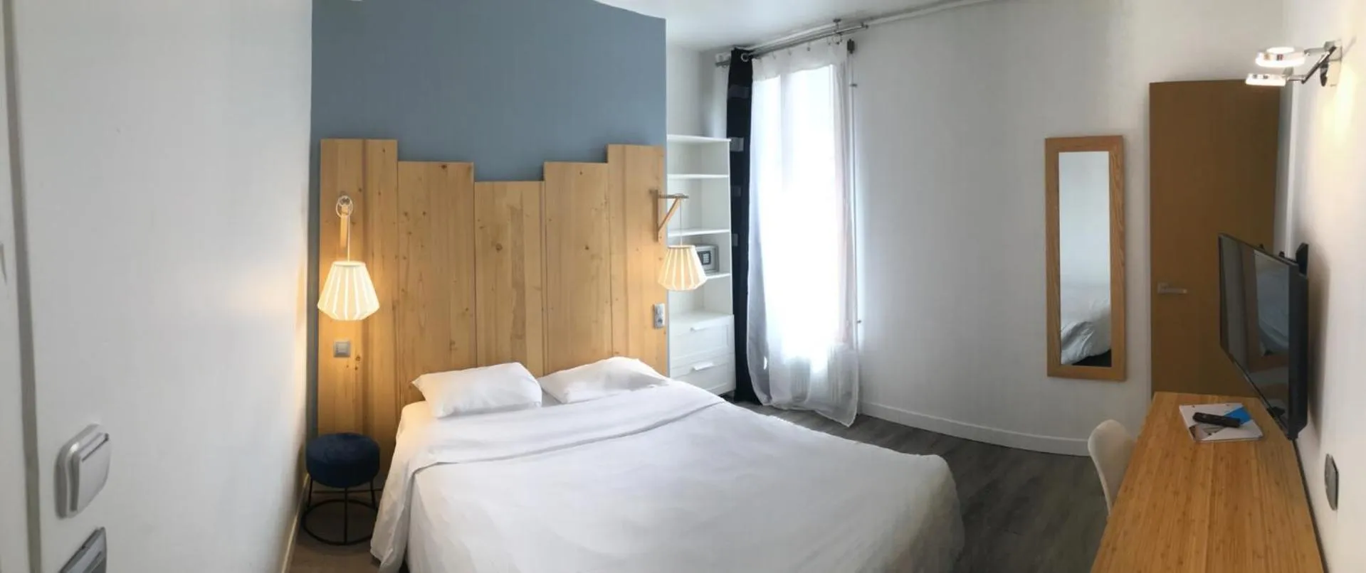 Photo of the whole room, Bed in Hôtel du Maine