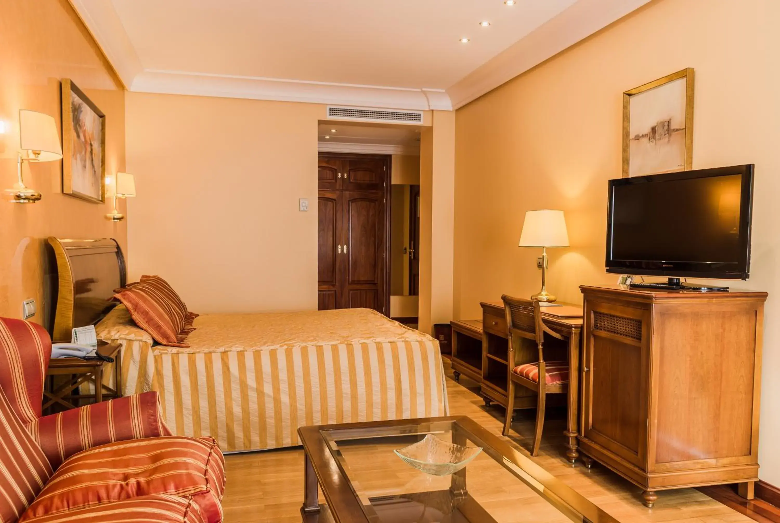 Bedroom, TV/Entertainment Center in Sercotel Guadiana