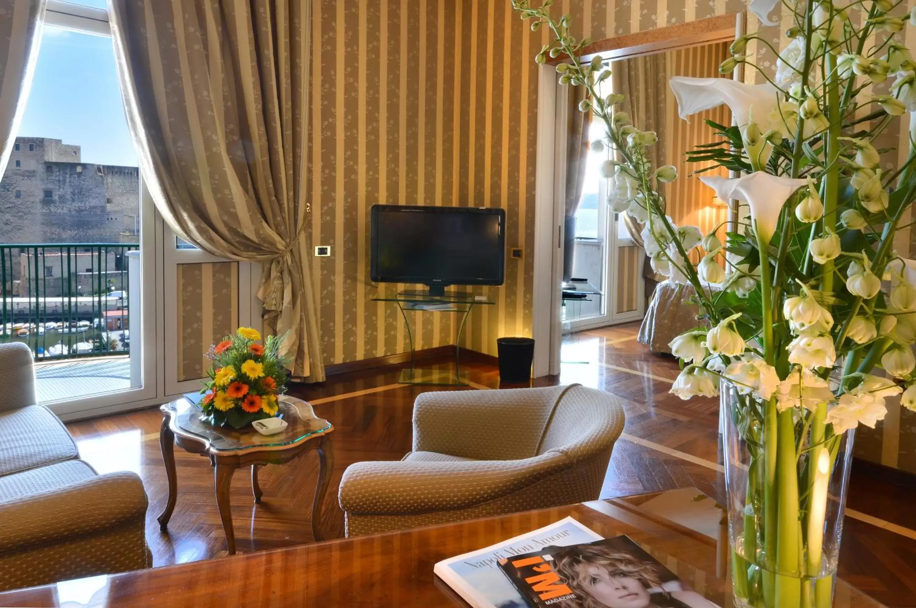 Photo of the whole room, Seating Area in Grand Hotel Vesuvio