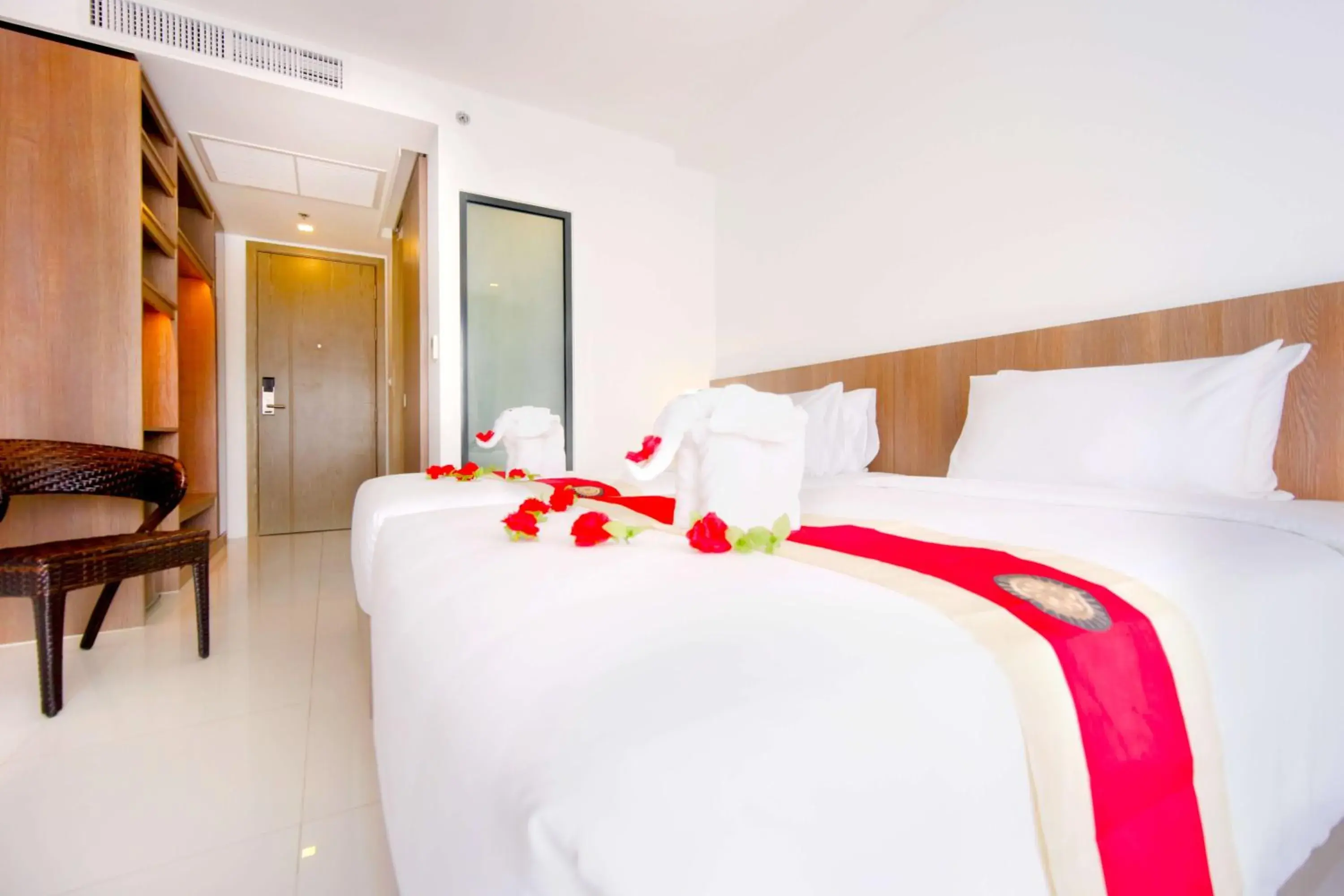 Photo of the whole room, Bed in Phoenix Hotel Karon Beach