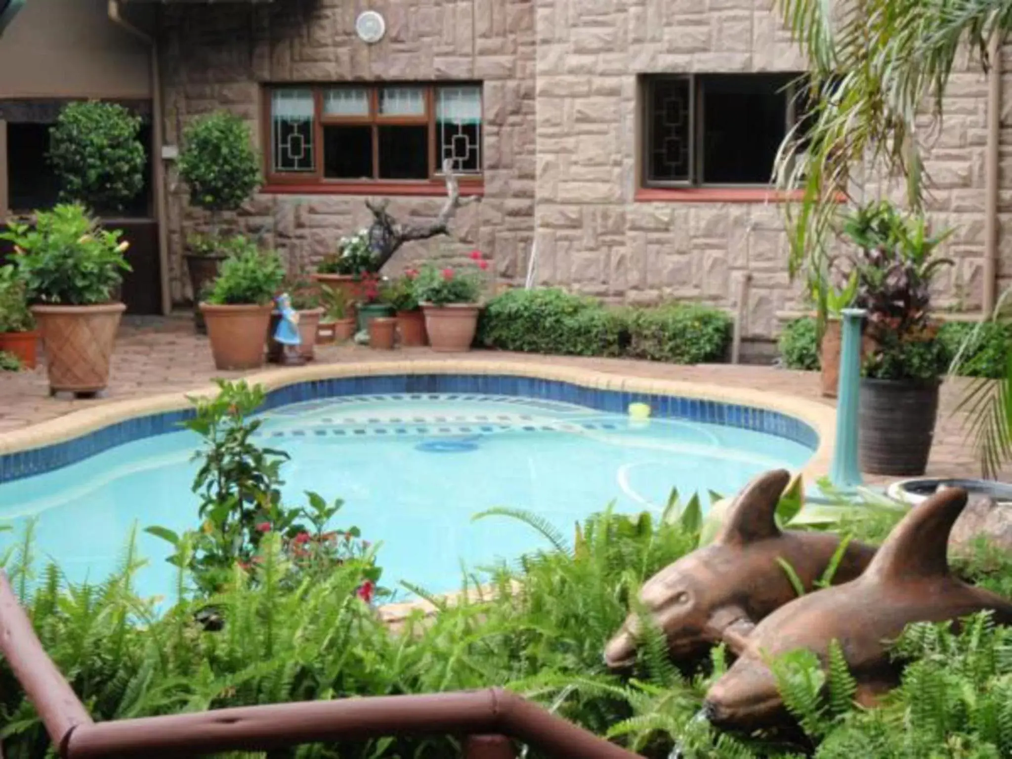 Swimming Pool in La Rochelle Inn