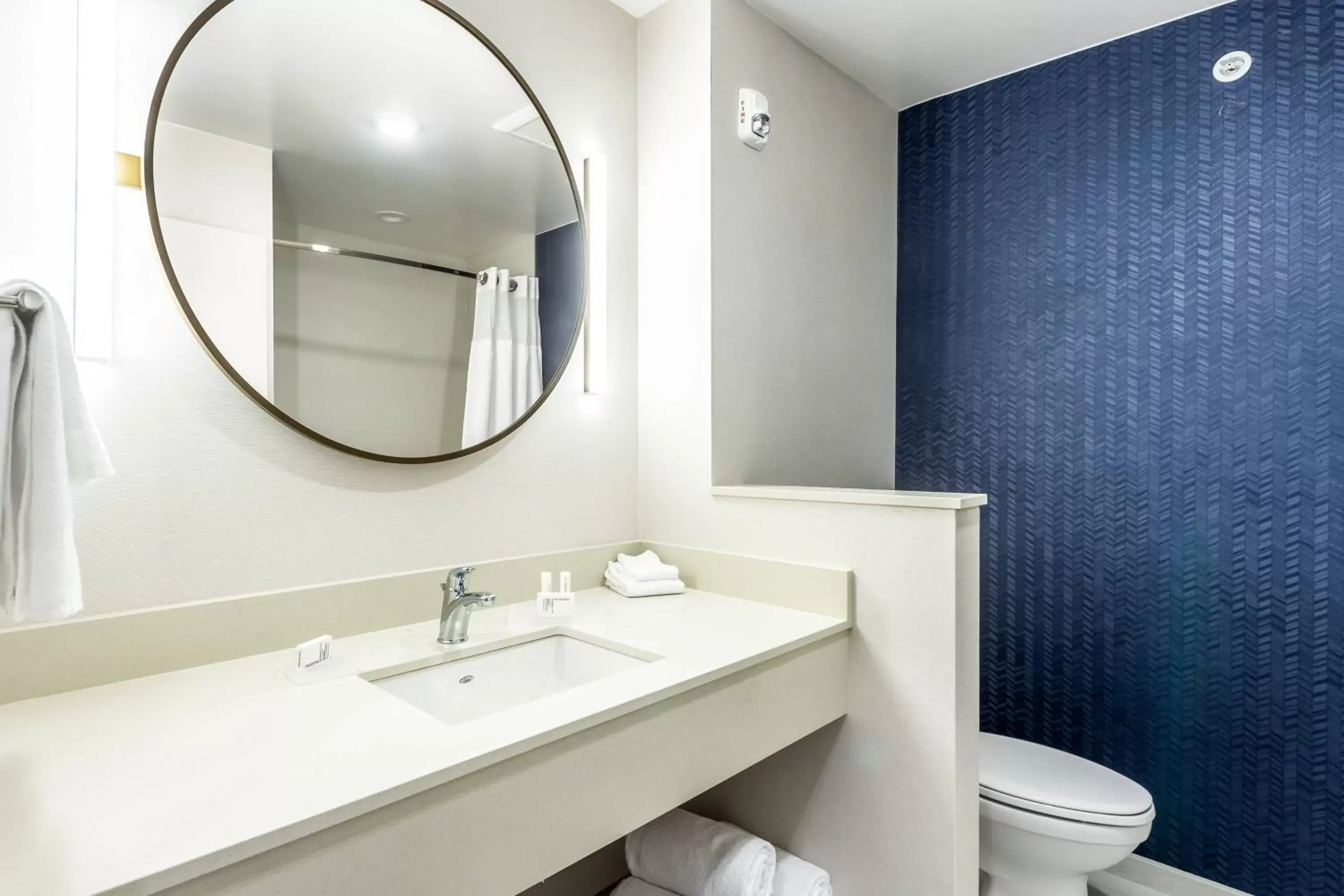 Bathroom in Fairfield Inn & Suites by Marriott Dallas DFW Airport North Coppell Grapevine