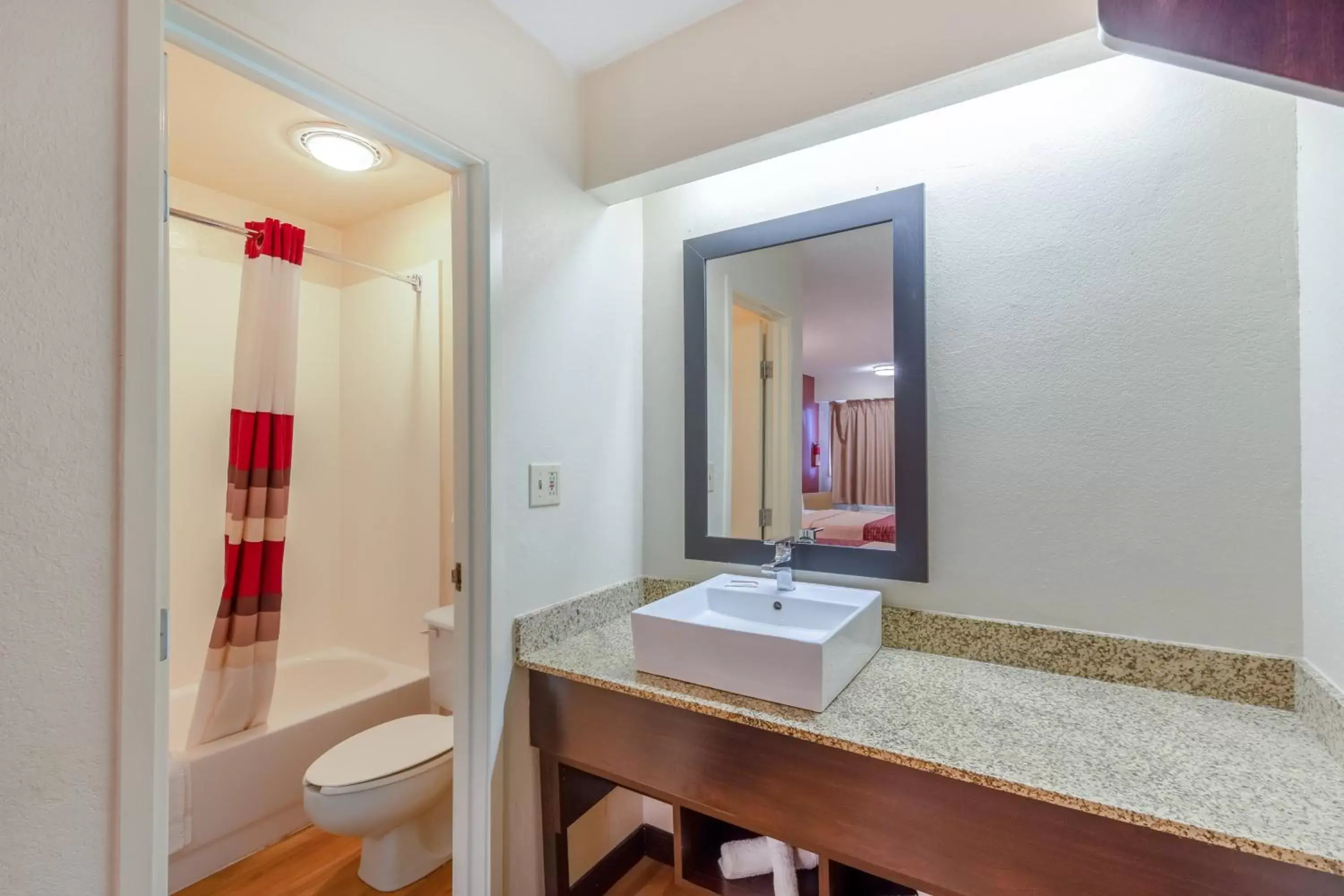 Bathroom in Red Roof Inn Kalamazoo East – Expo Center