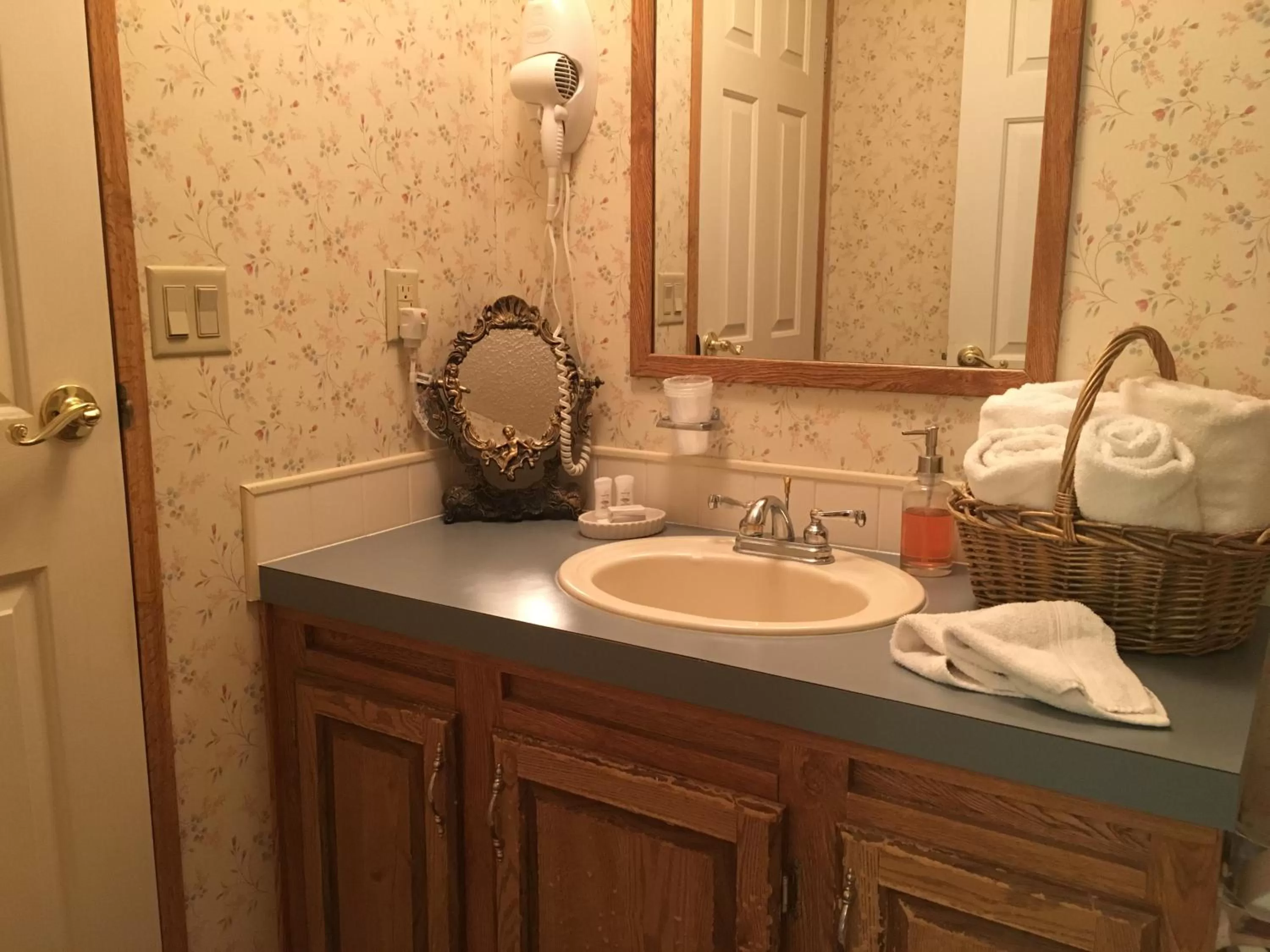 Bathroom in Shady Lady Bed and Breakfast