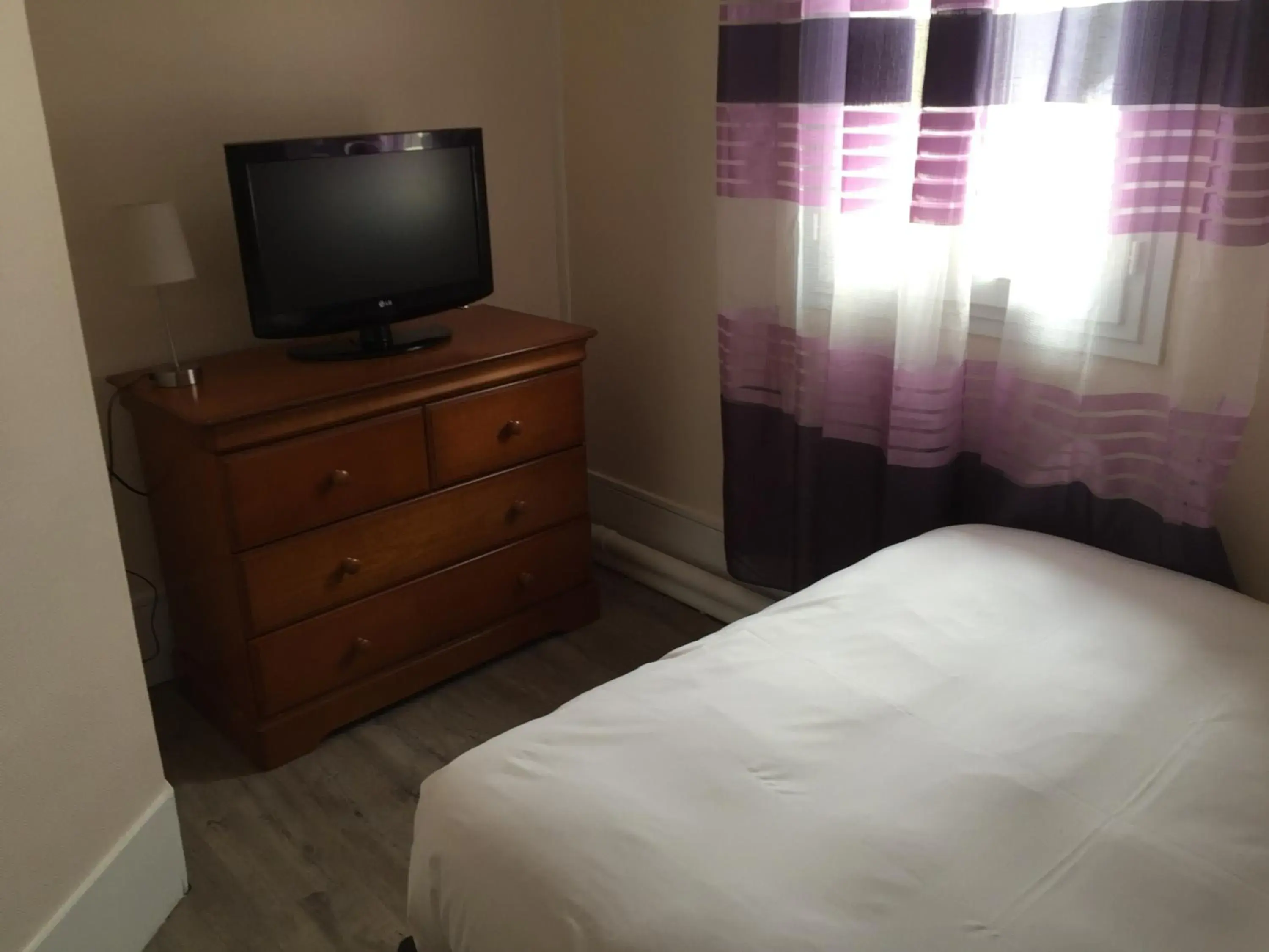 Bedroom, TV/Entertainment Center in Hostellerie de Pavillon Saint-Hubert