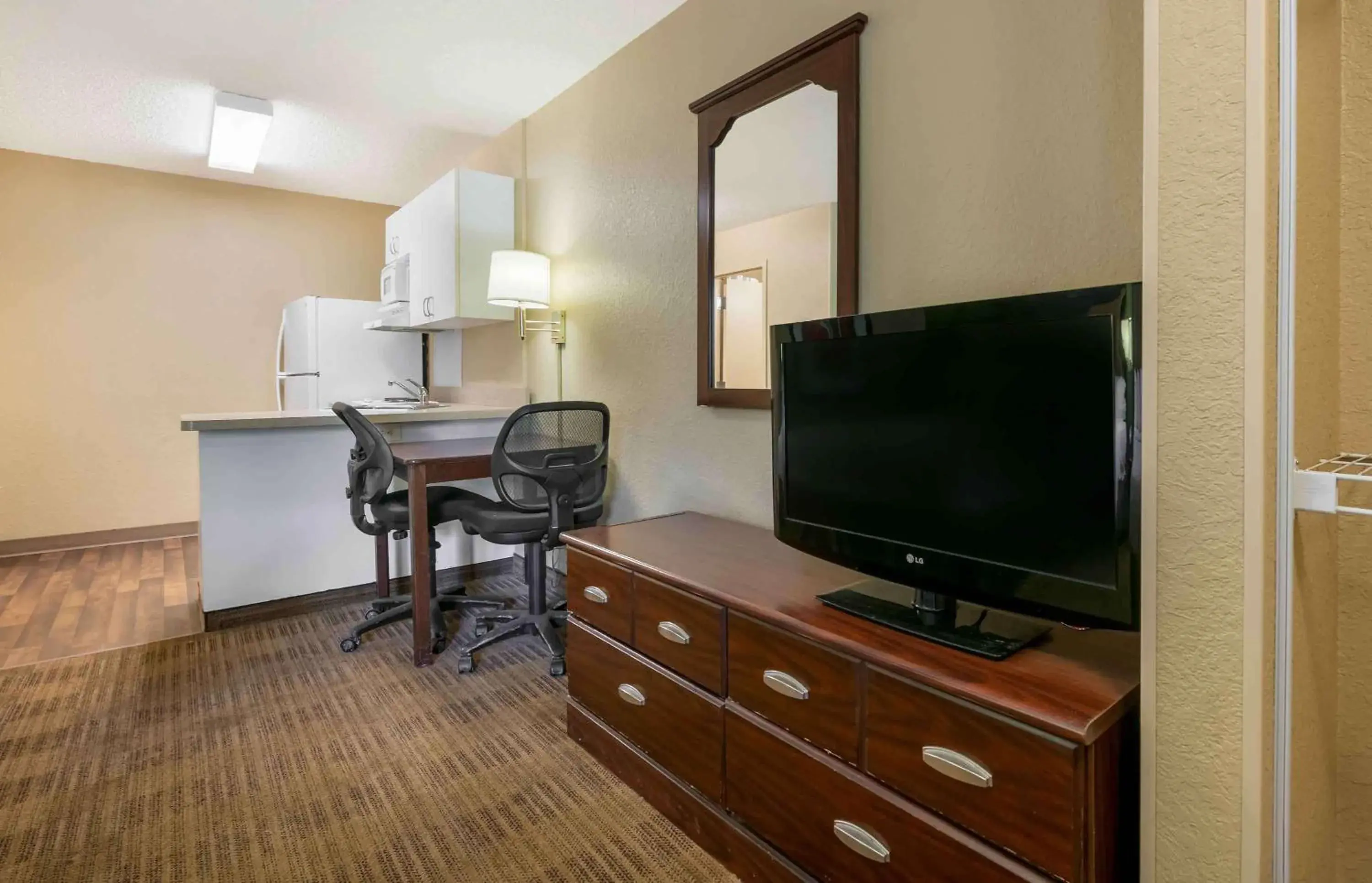 Bedroom, TV/Entertainment Center in Extended Stay America Suites - Gainesville - I-75