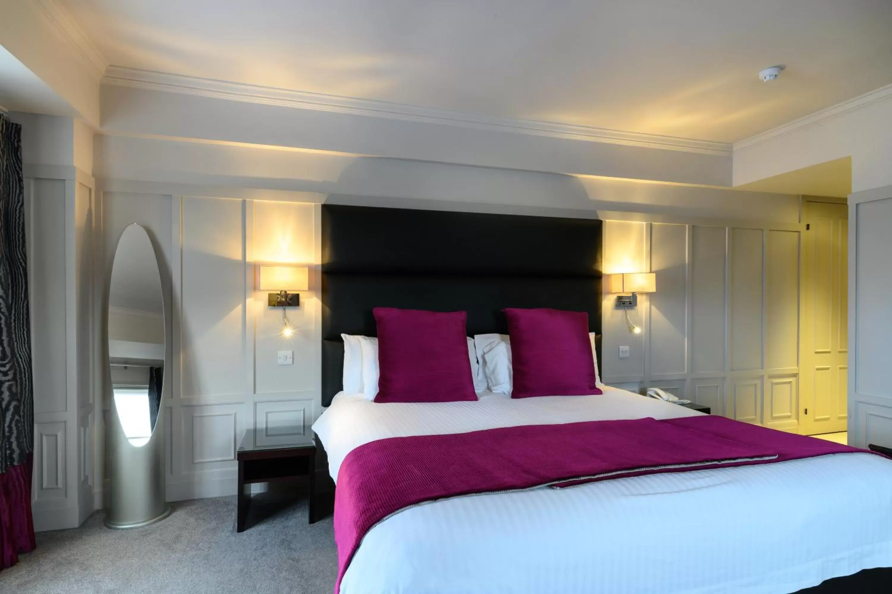 Bed in Glynhill Hotel & Spa near Glasgow Airport