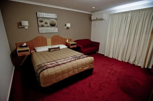 Bed in Centrepoint Motor Inn