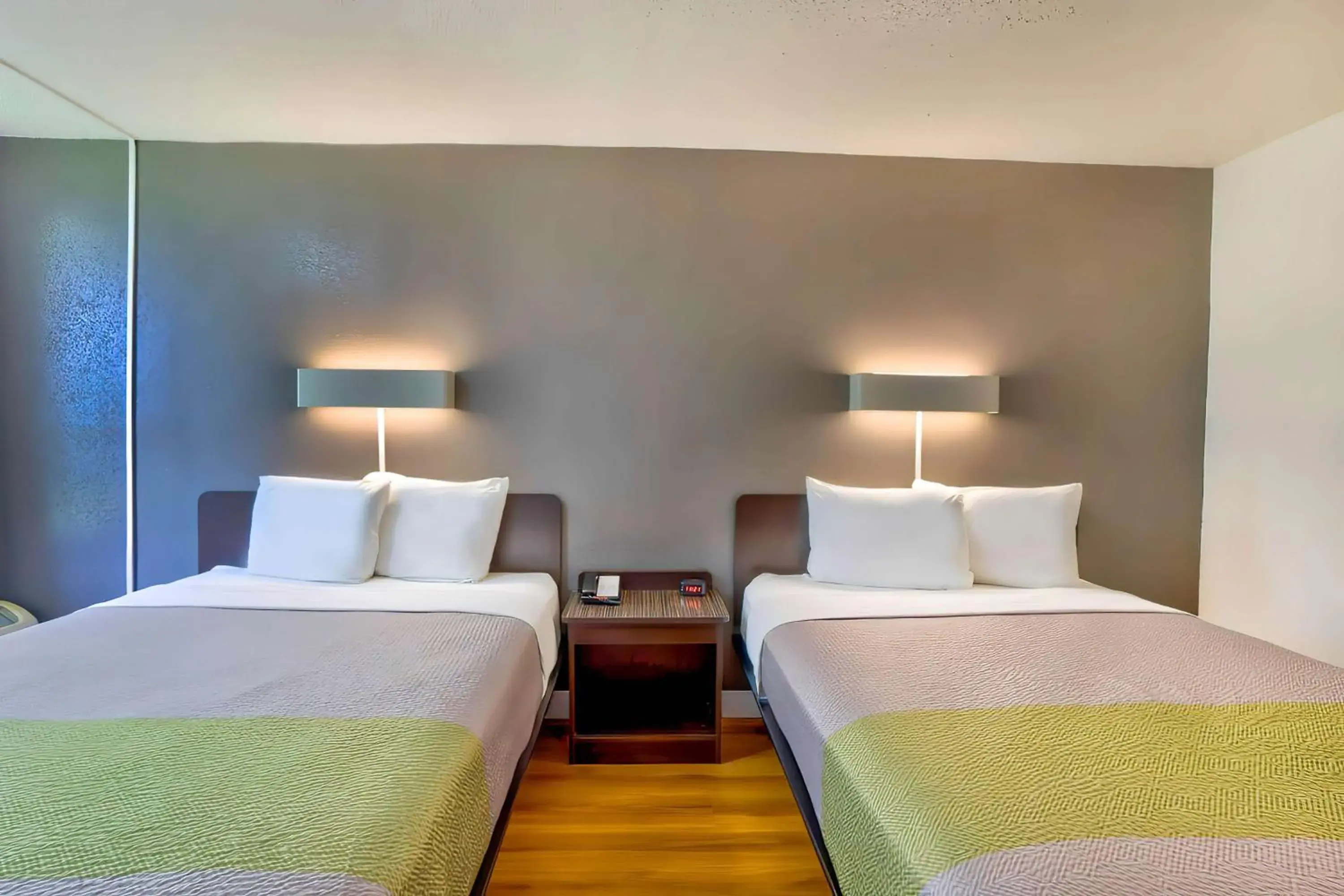 Bedroom, Bed in Studio 6 Gainesville, Fl Bedroom, Bed in Studio 6 Gainesville, Fl