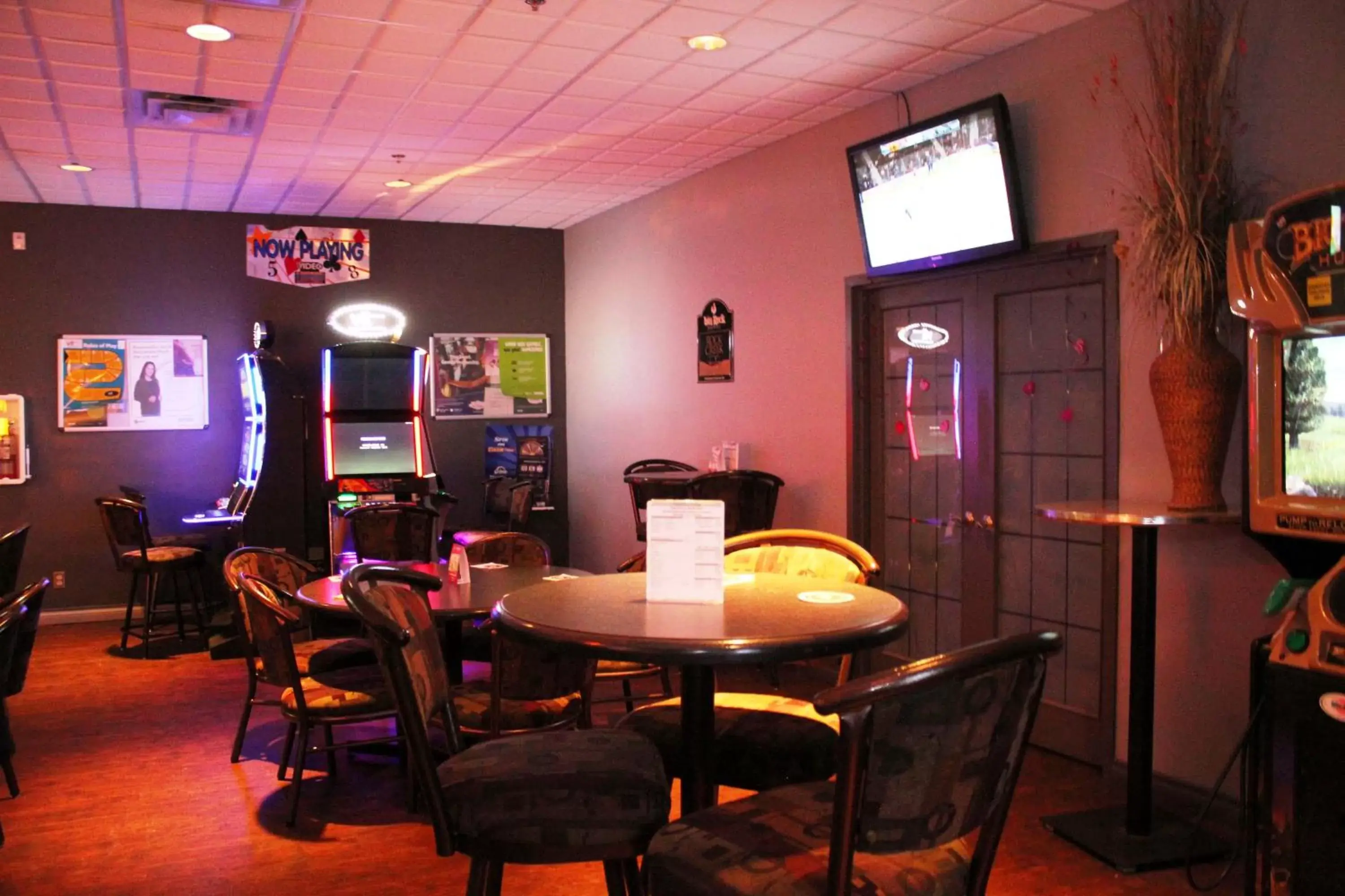 Lounge or bar, Dining Area in Ramada by Wyndham Edmonton South