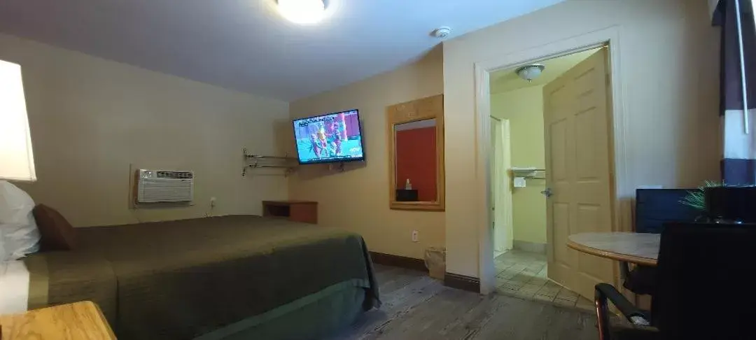 Bed, TV/Entertainment Center in Lakeview Inn