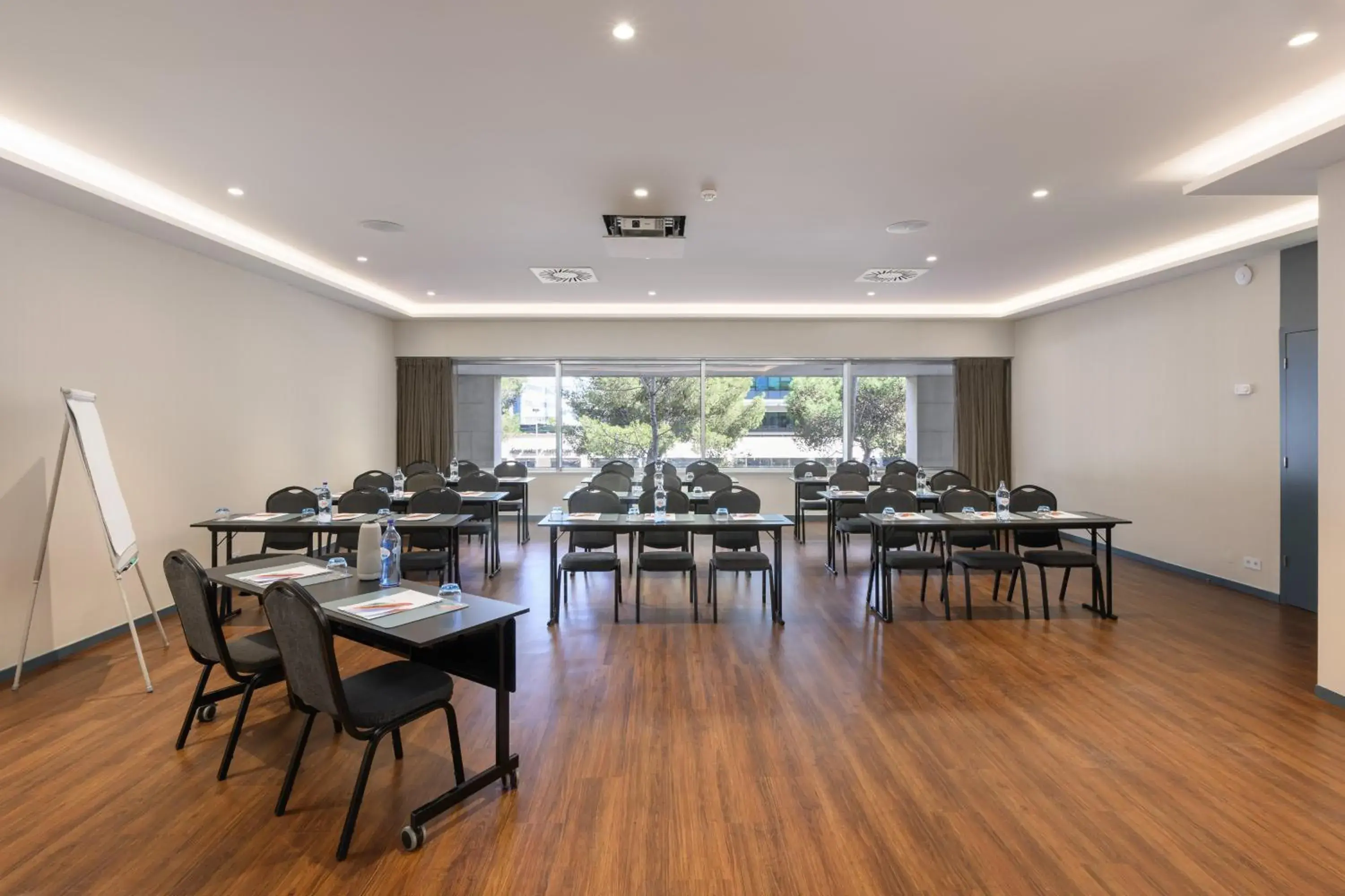 Meeting/conference room, Restaurant/Places to Eat in Melia Lisboa Oriente Hotel