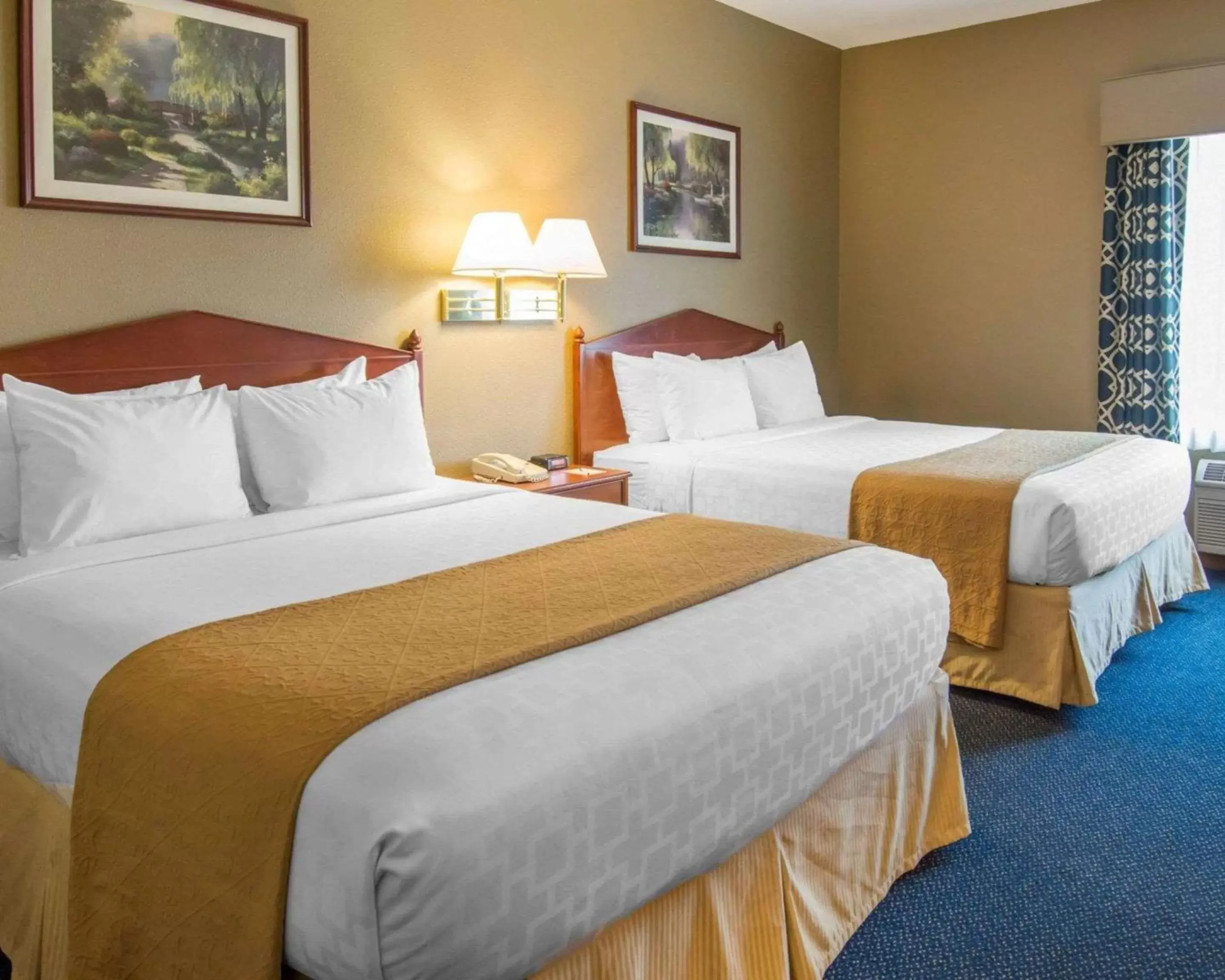 Photo of the whole room, Bed in Quality Inn & Suites of Liberty Lake