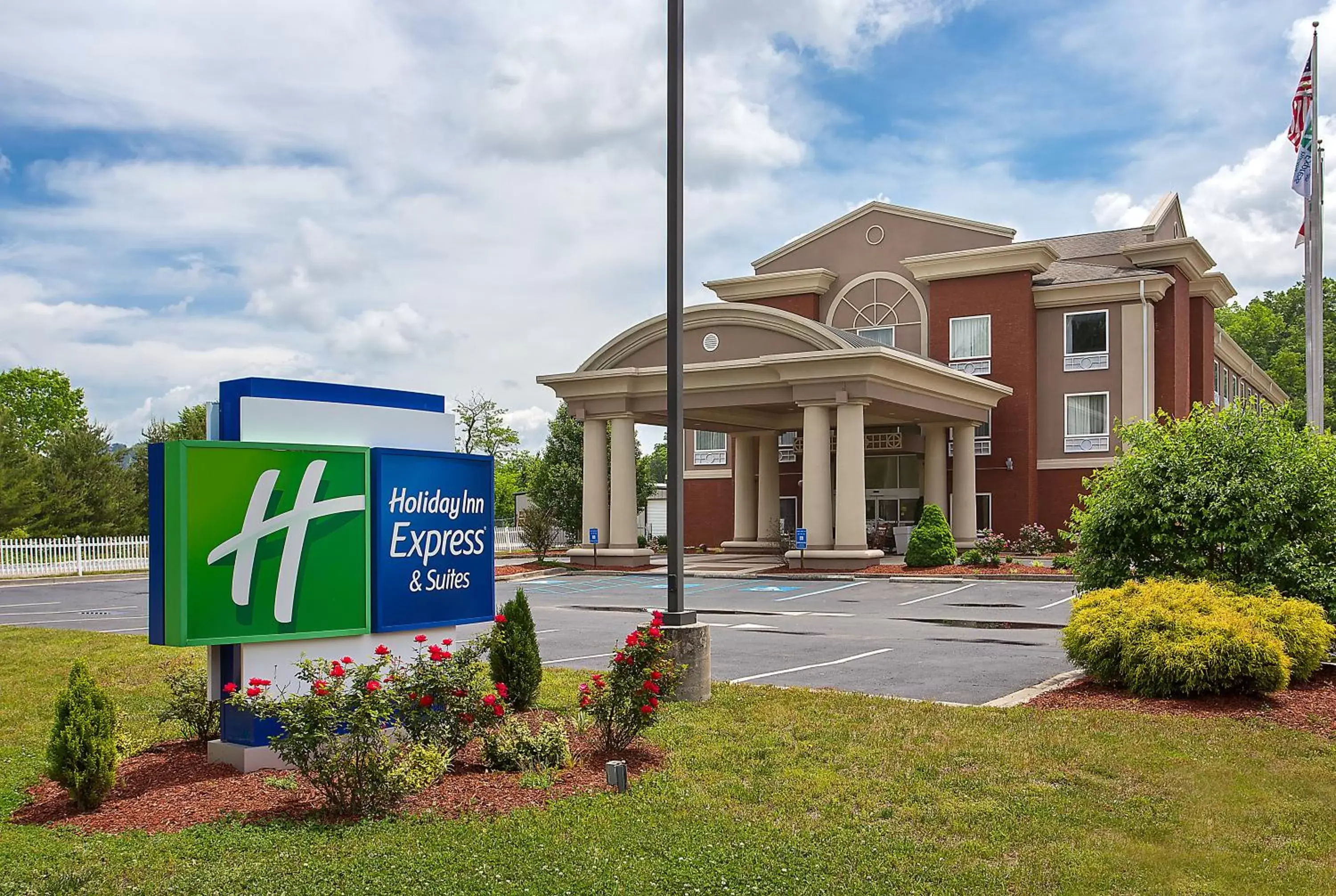 Property building in Holiday Inn Express & Suites Murphy, an IHG Hotel
