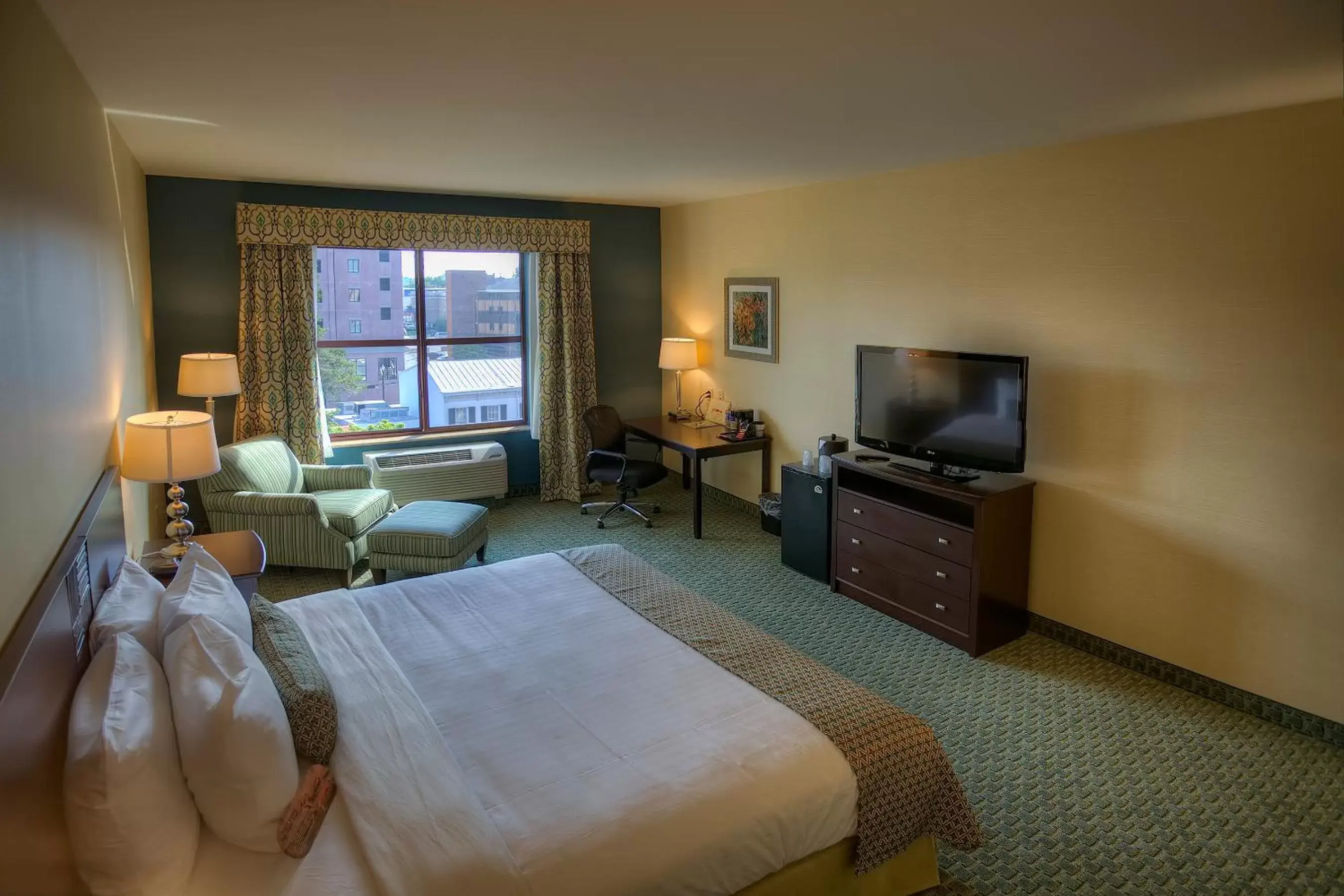 Bedroom, TV/Entertainment Center in The Hotel Warner