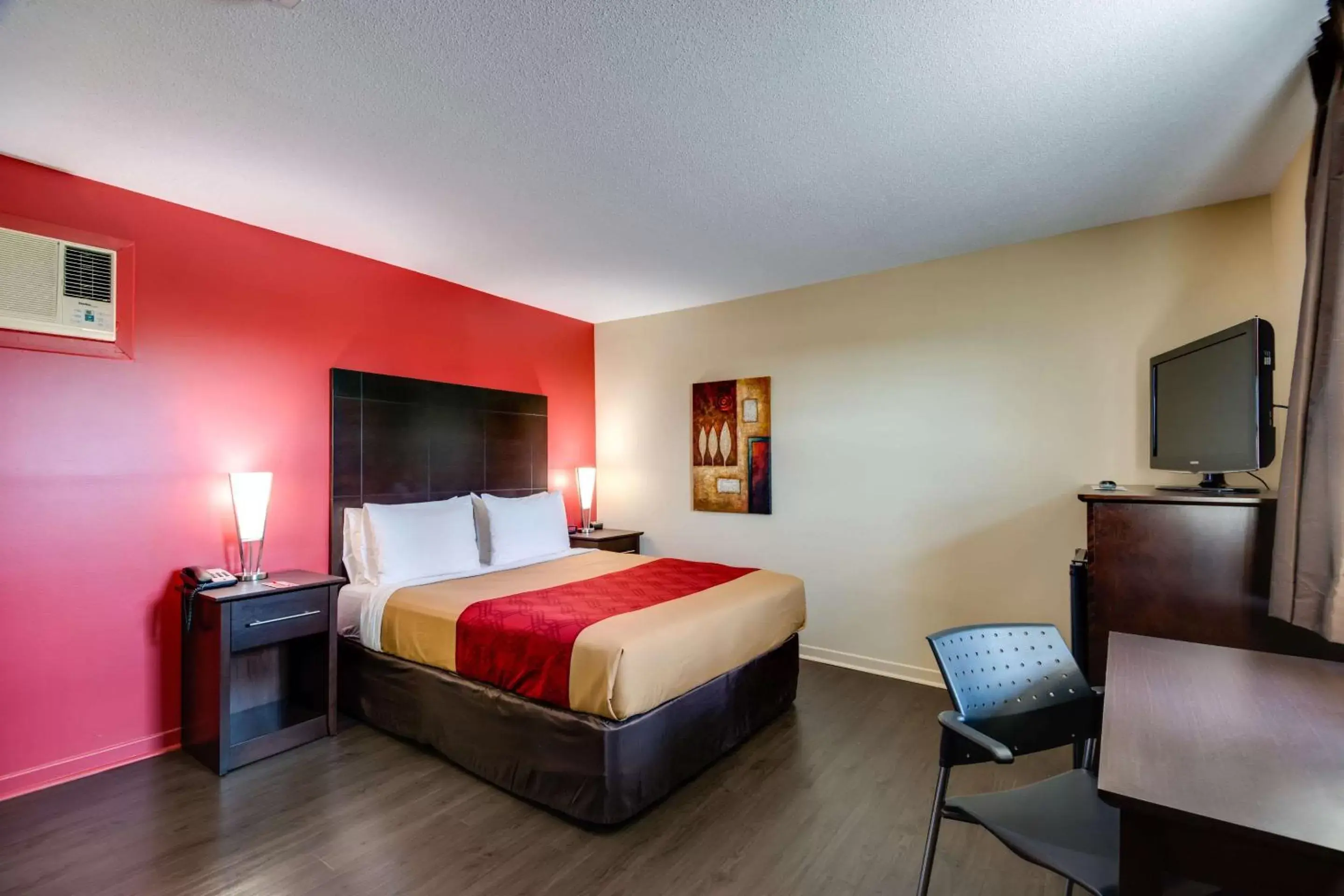 Photo of the whole room, Bed in Econolodge Inn & Suites St-Apollinaire