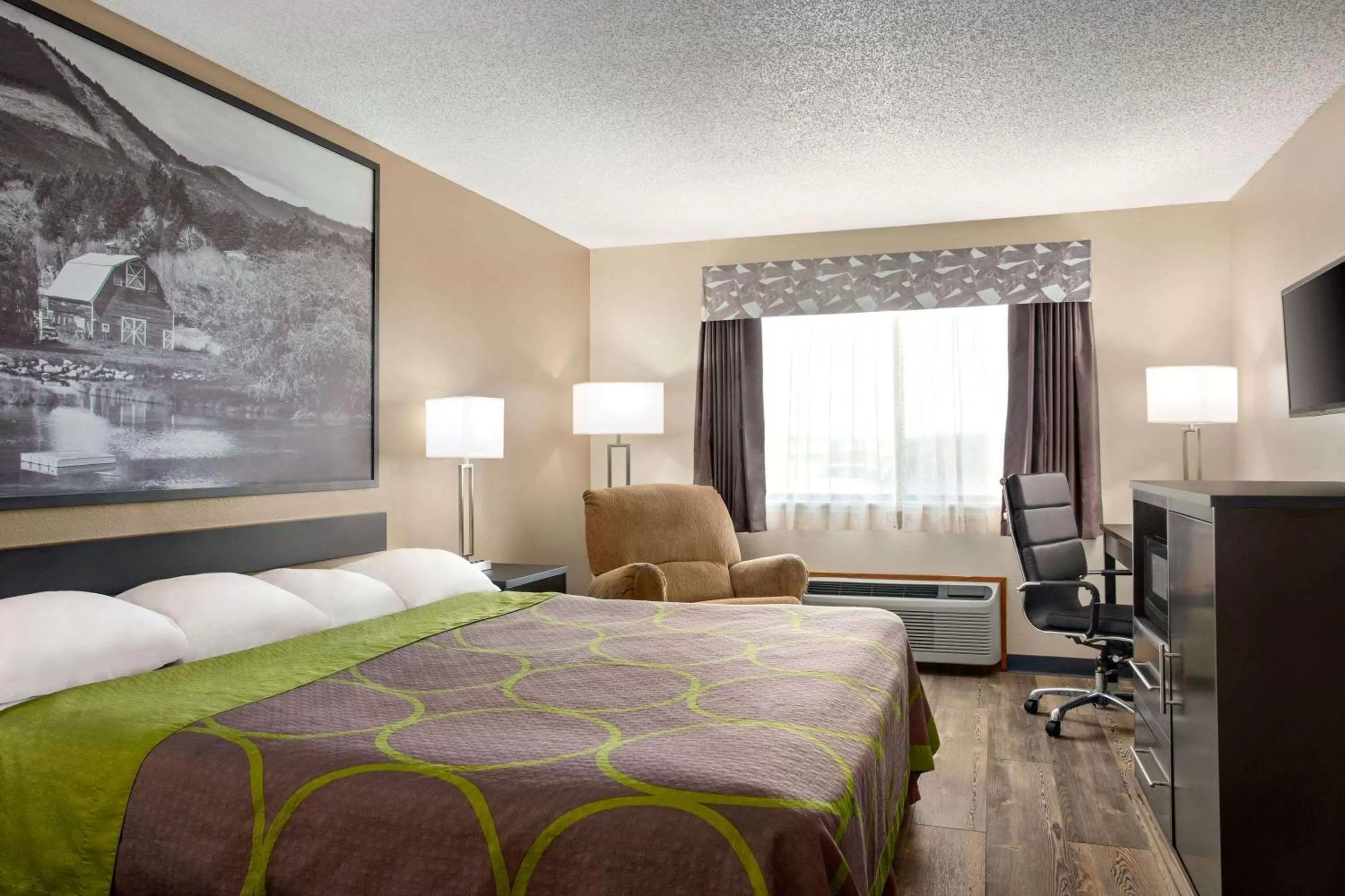 Photo of the whole room in Super 8 by Wyndham Chillicothe