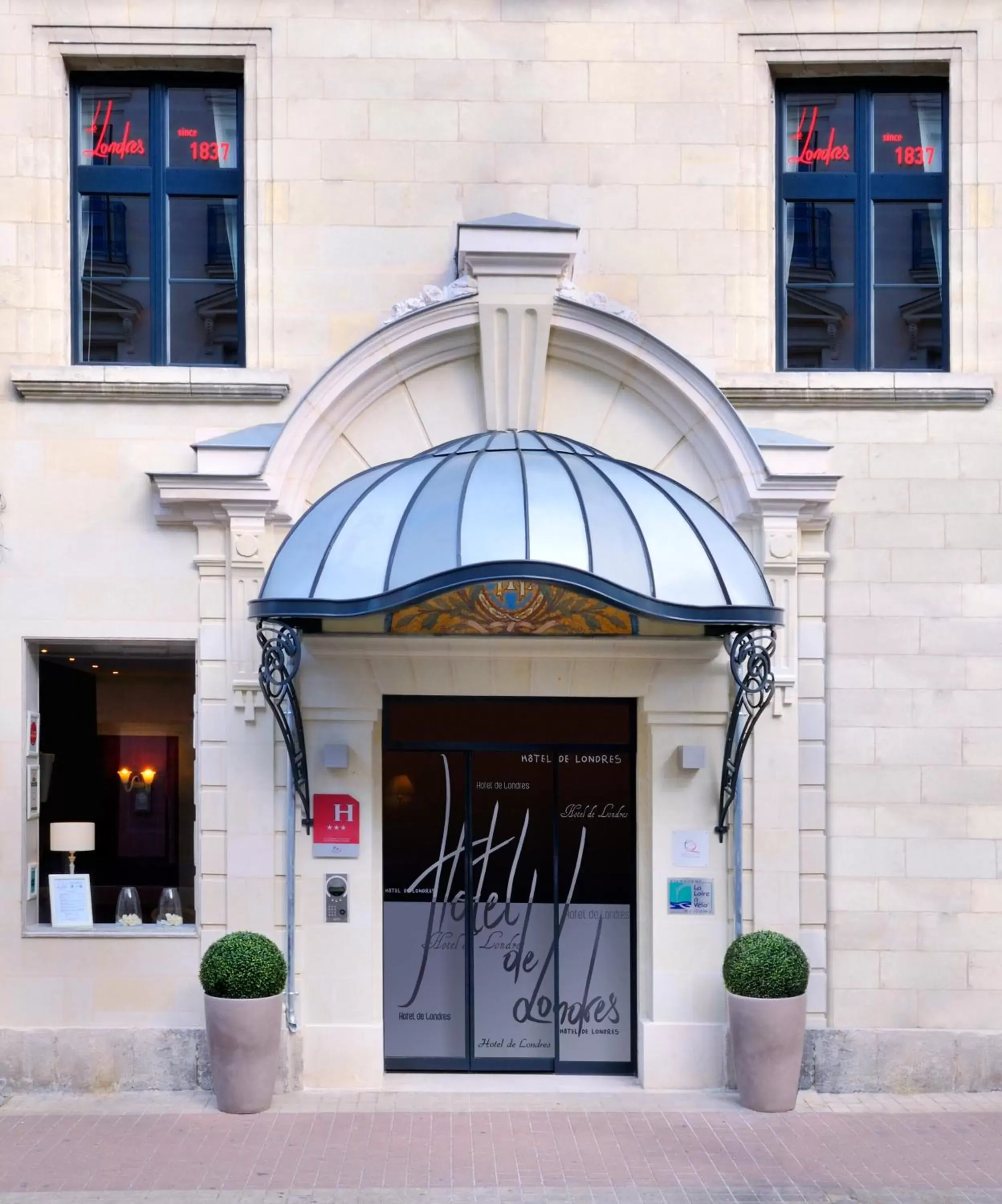 Facade/entrance in The Originals Boutique, Hôtel Le Londres, Saumur (Qualys-Hotel)