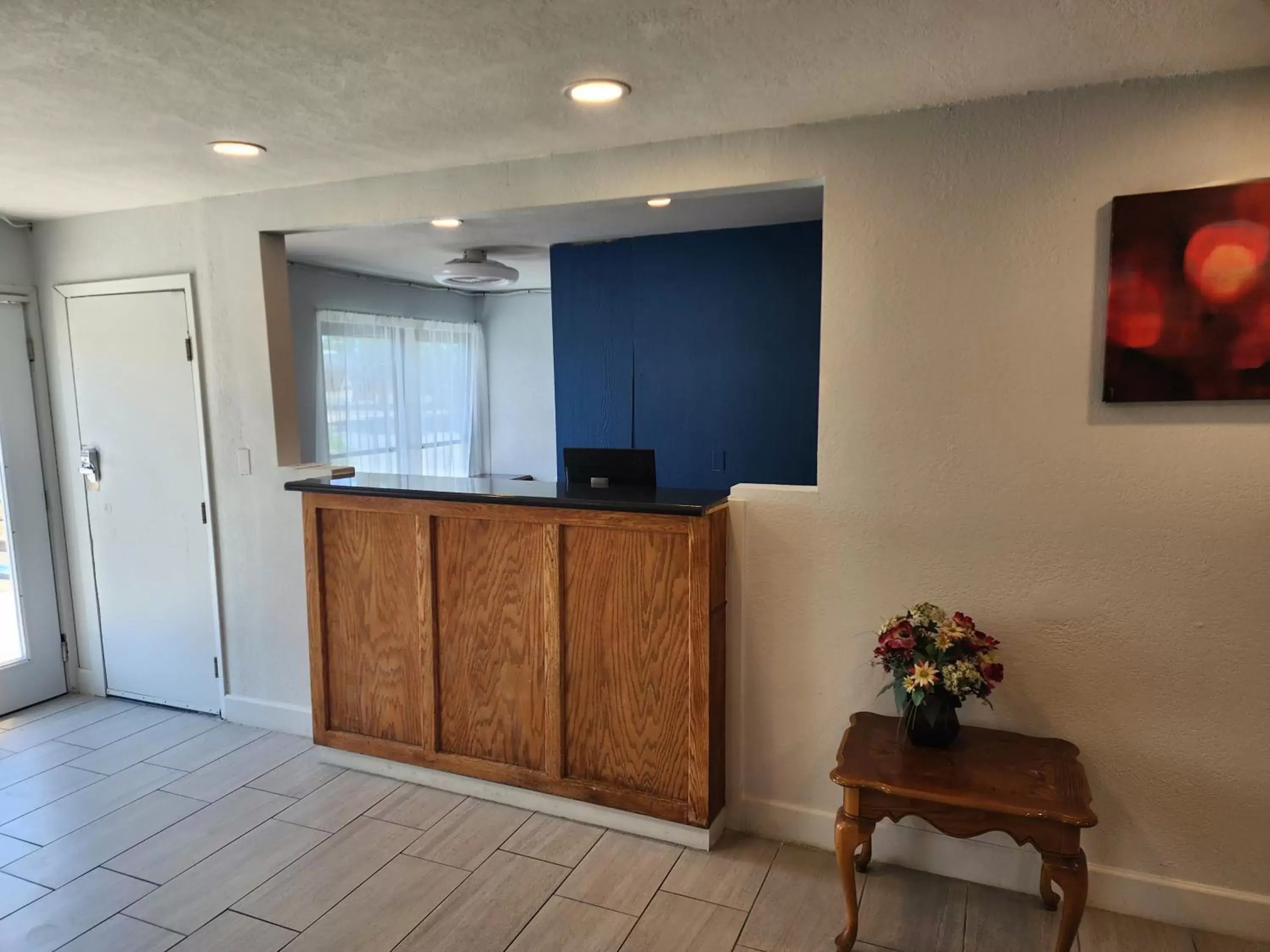 Lobby or reception, Kitchen/Kitchenette in Travelodge by Wyndham Stockton