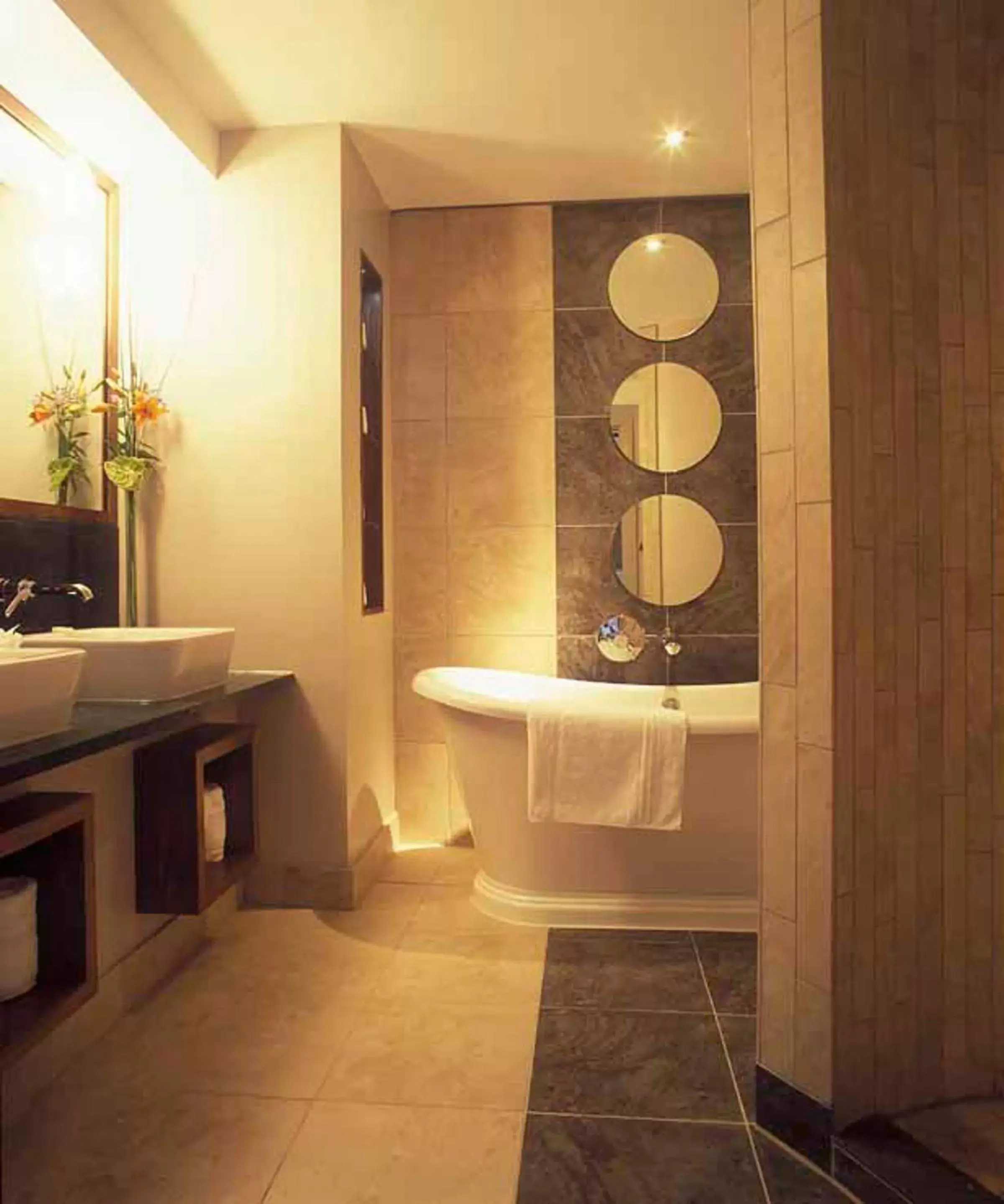 Shower, Bathroom in Osprey Hotel