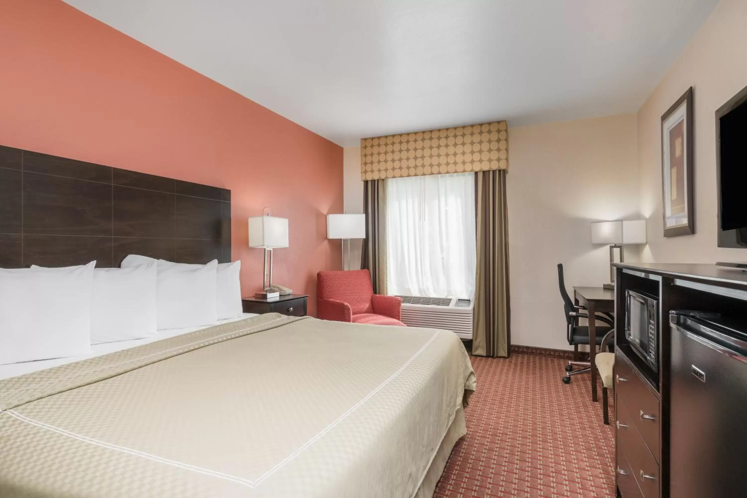 Photo of the whole room, Bed in AmericInn by Wyndham Johnston Des Moines