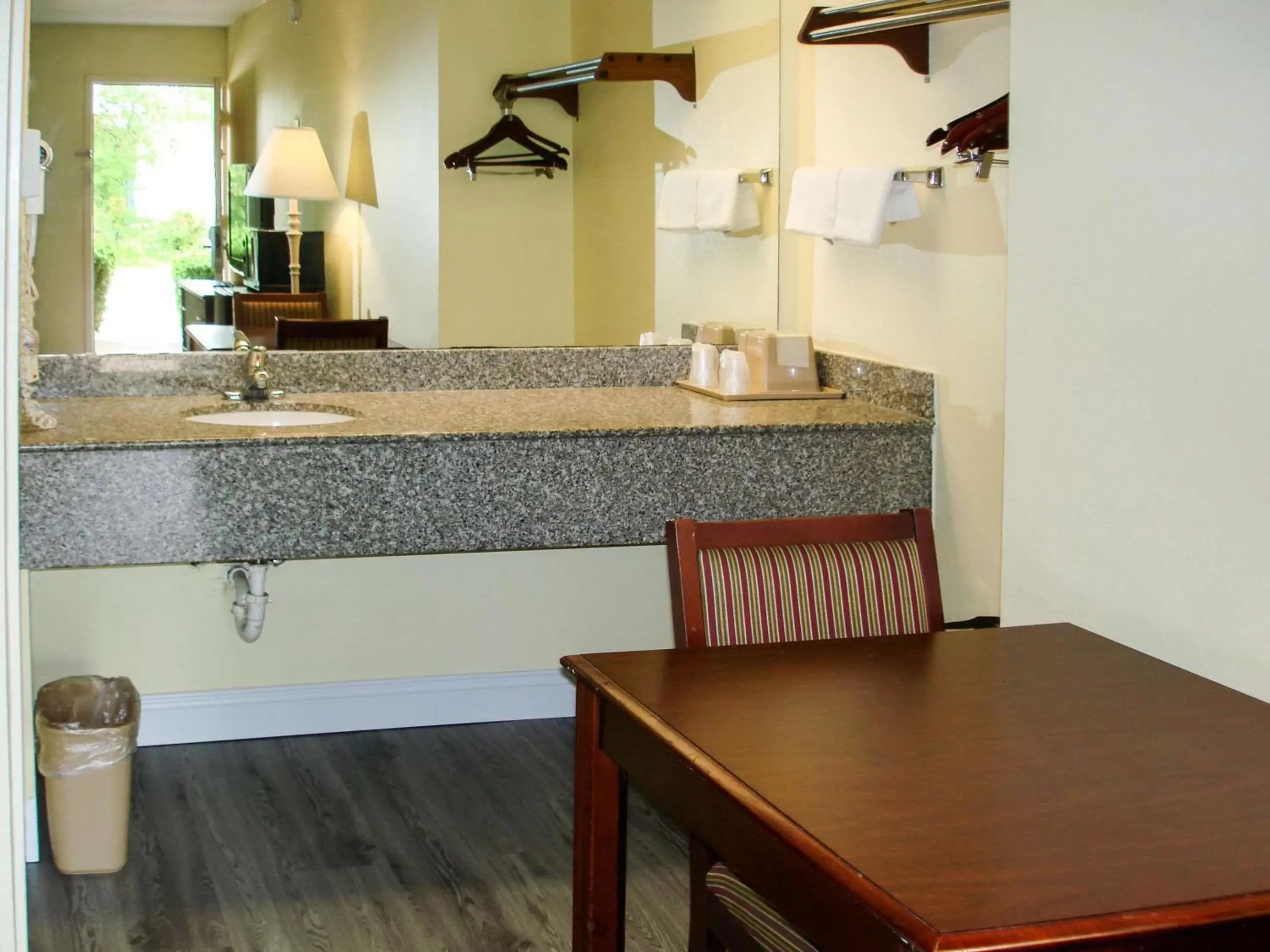 Photo of the whole room, Kitchen/Kitchenette in Econo Lodge Texarkana I-30