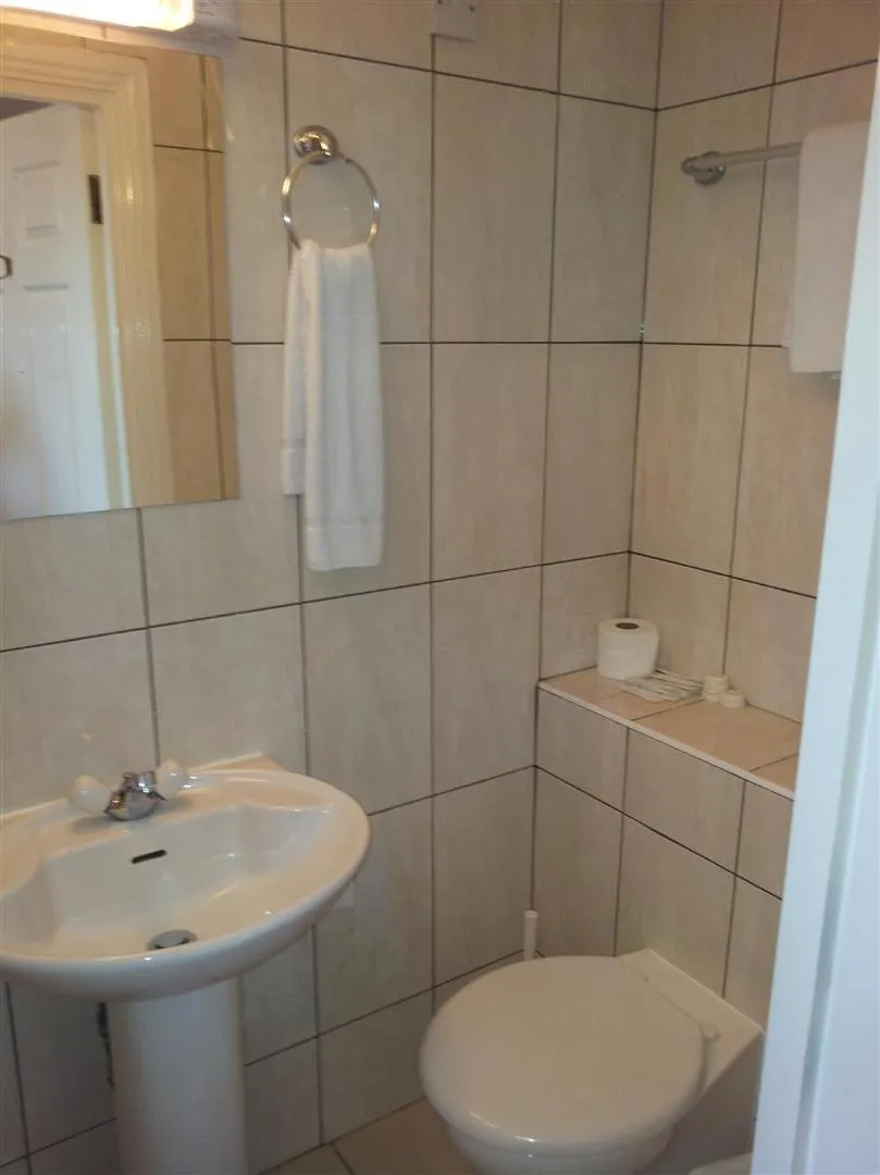 Bathroom in West Cromwell Hotel