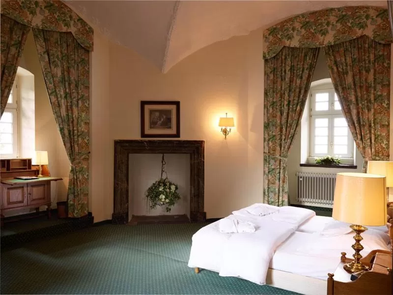 Photo of the whole room, Bed in Hotel und Restaurant Burg Schnellenberg