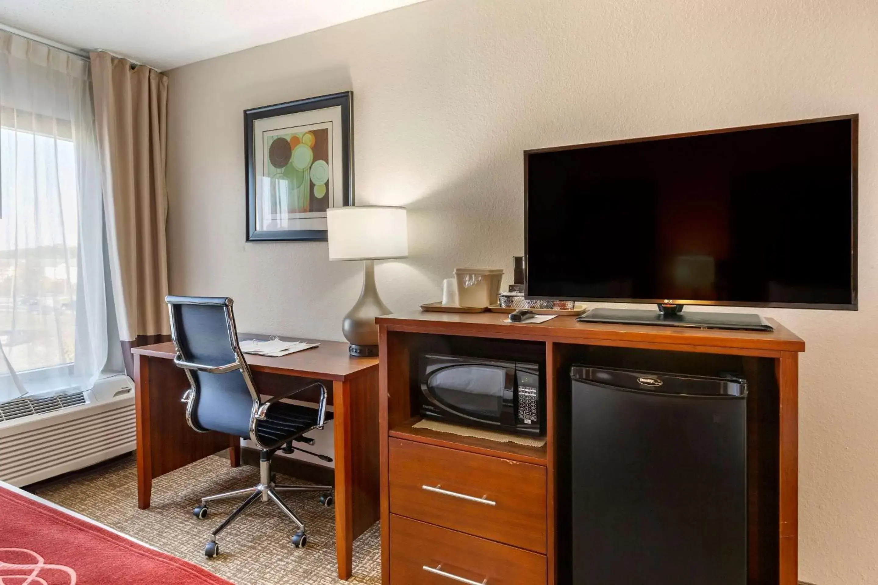 Photo of the whole room, TV/Entertainment Center in Comfort Inn Greensboro - Kernersville