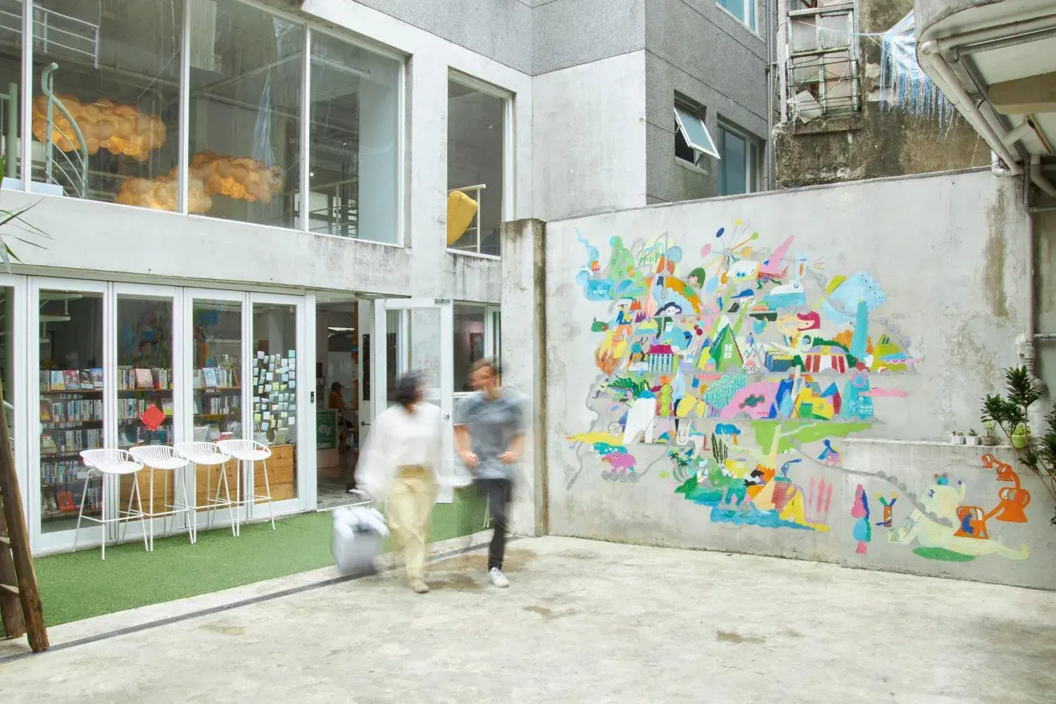 Inner courtyard view in OwlStay Flip Flop Hostel - Garden Inner courtyard view in OwlStay Flip Flop Hostel - Garden