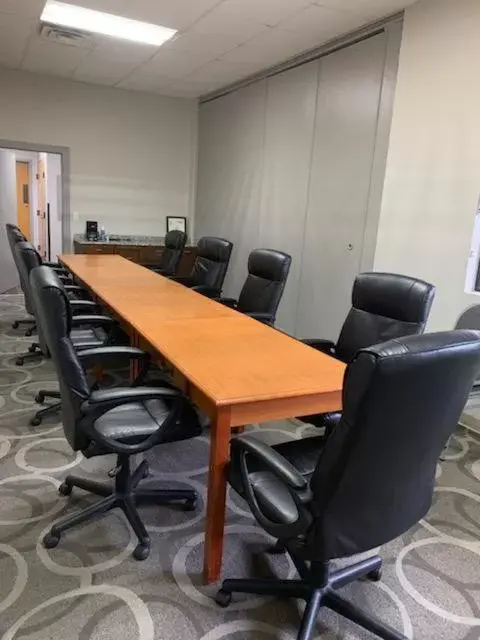 Meeting/conference room in Howard Johnson by Wyndham Ocala FL