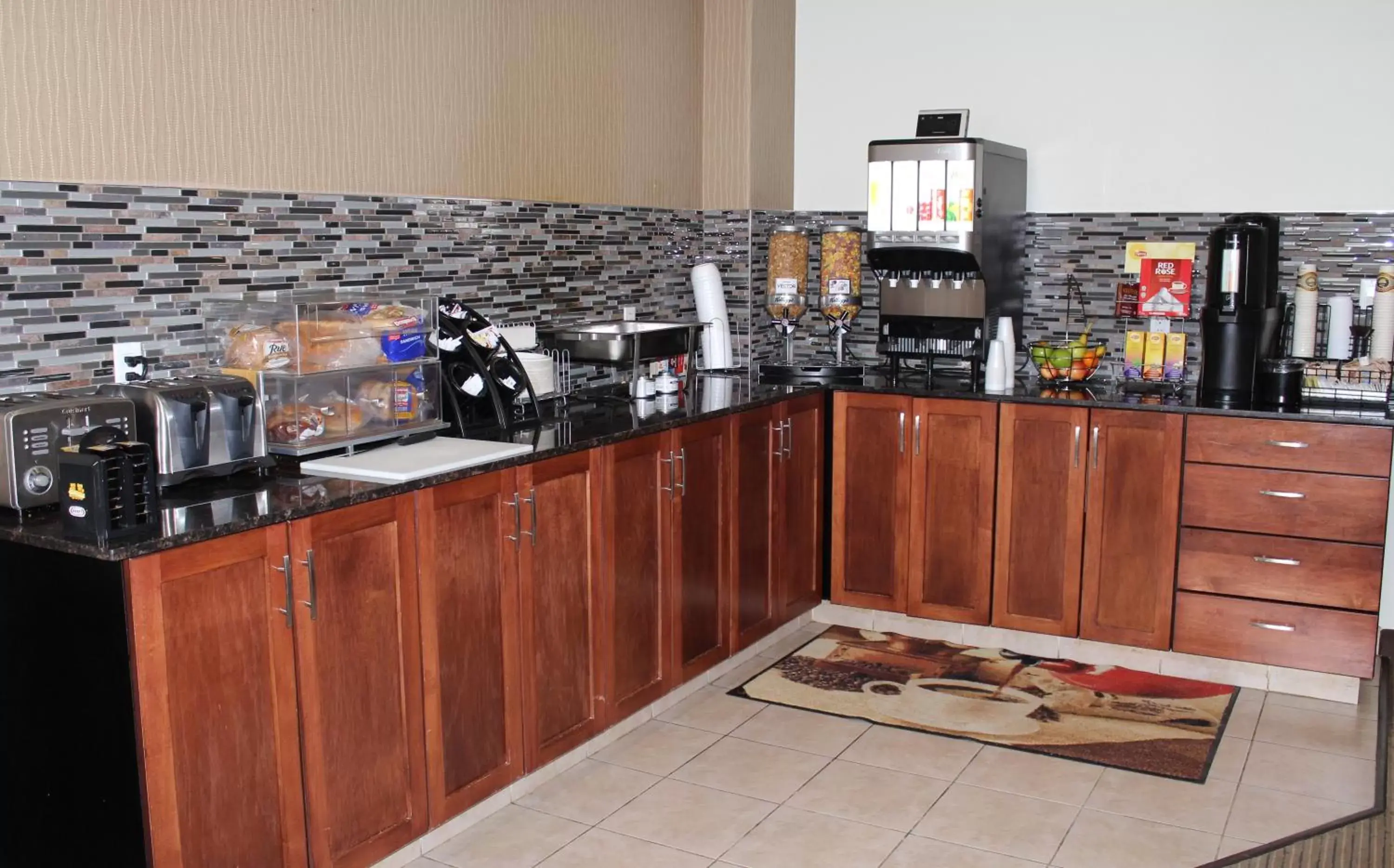 Coffee/tea facilities, Kitchen/Kitchenette in Foxwood Inn and Suites