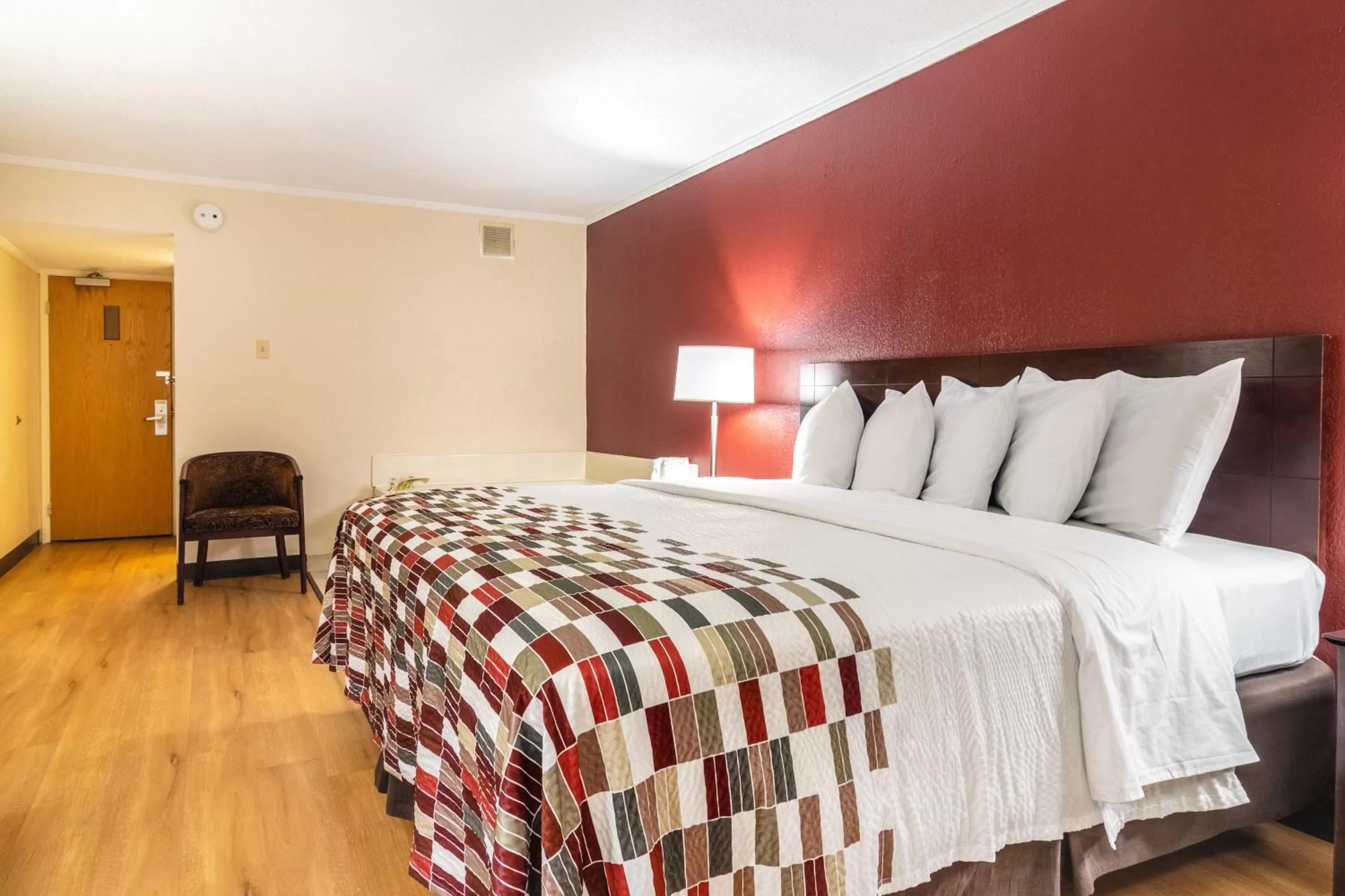 Photo of the whole room, Bed in Red Roof Inn Ashtabula - Austinburg