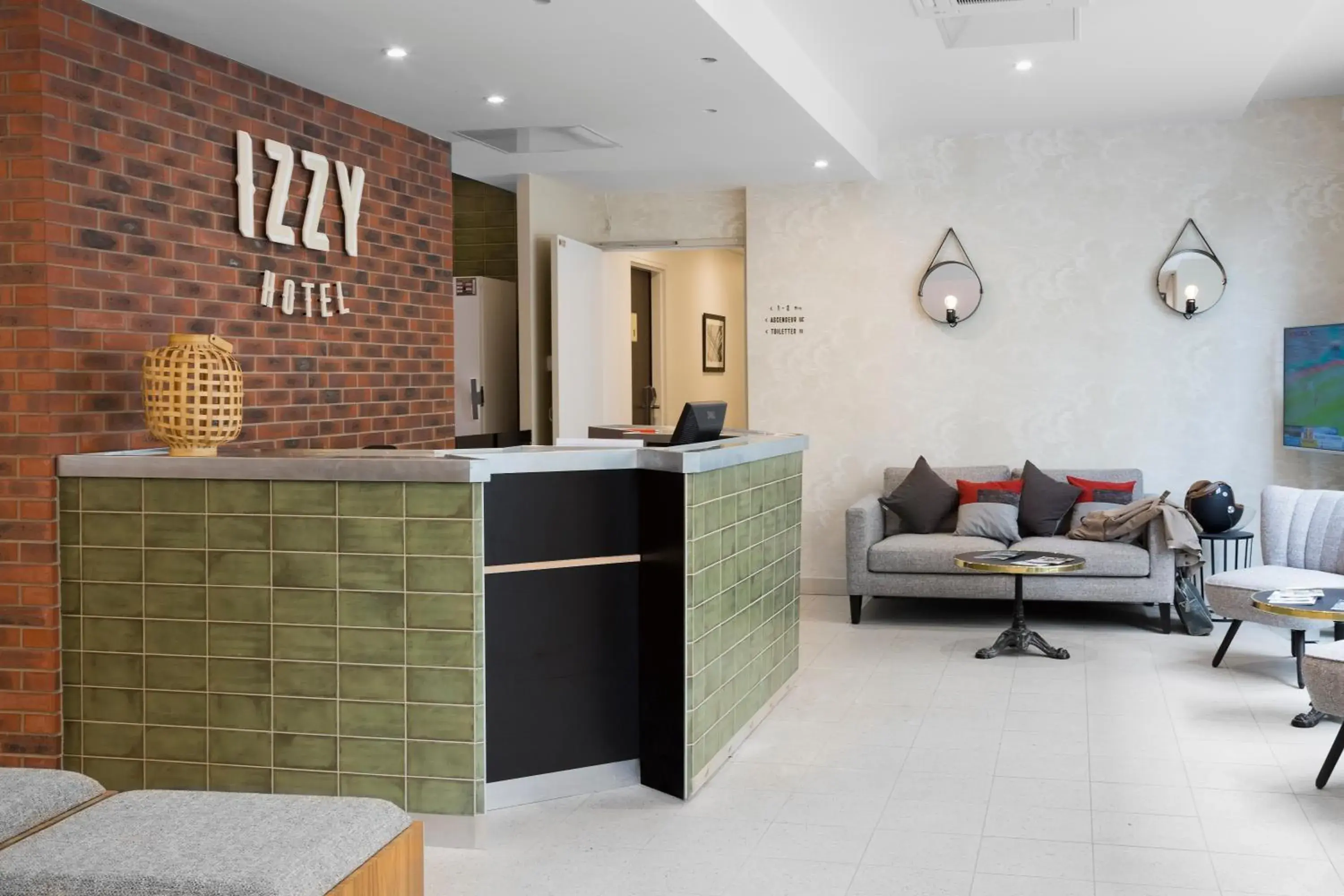 Communal lounge/ TV room, Lobby/Reception in Hotel Izzy by HappyCulture