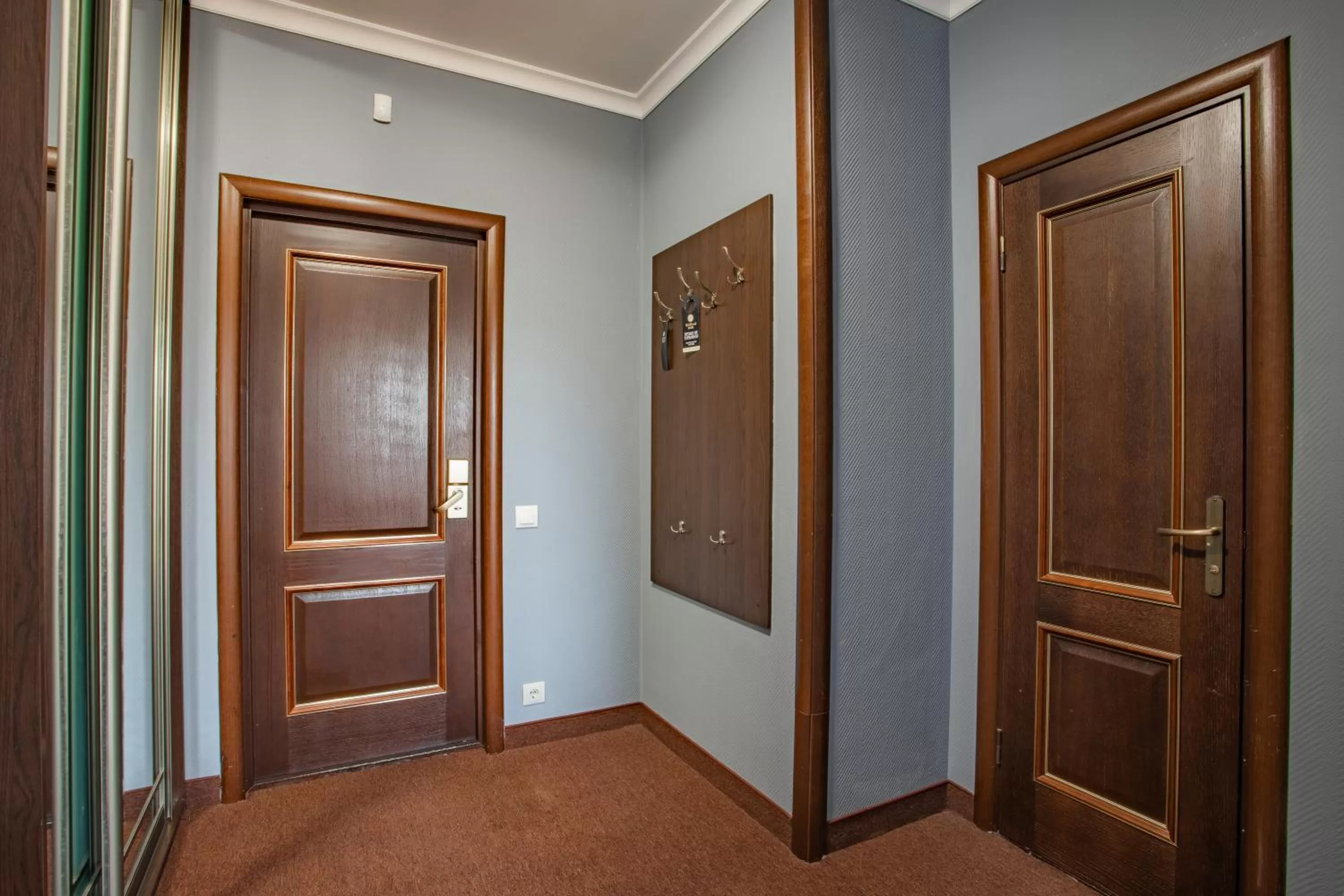 Photo of the whole room, TV/Entertainment Center in Wellland Hotel