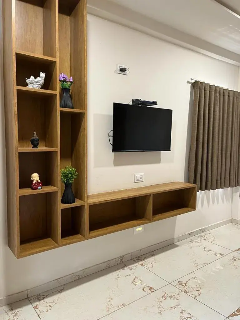 TV/Entertainment Center in Click Hotel Tulsi