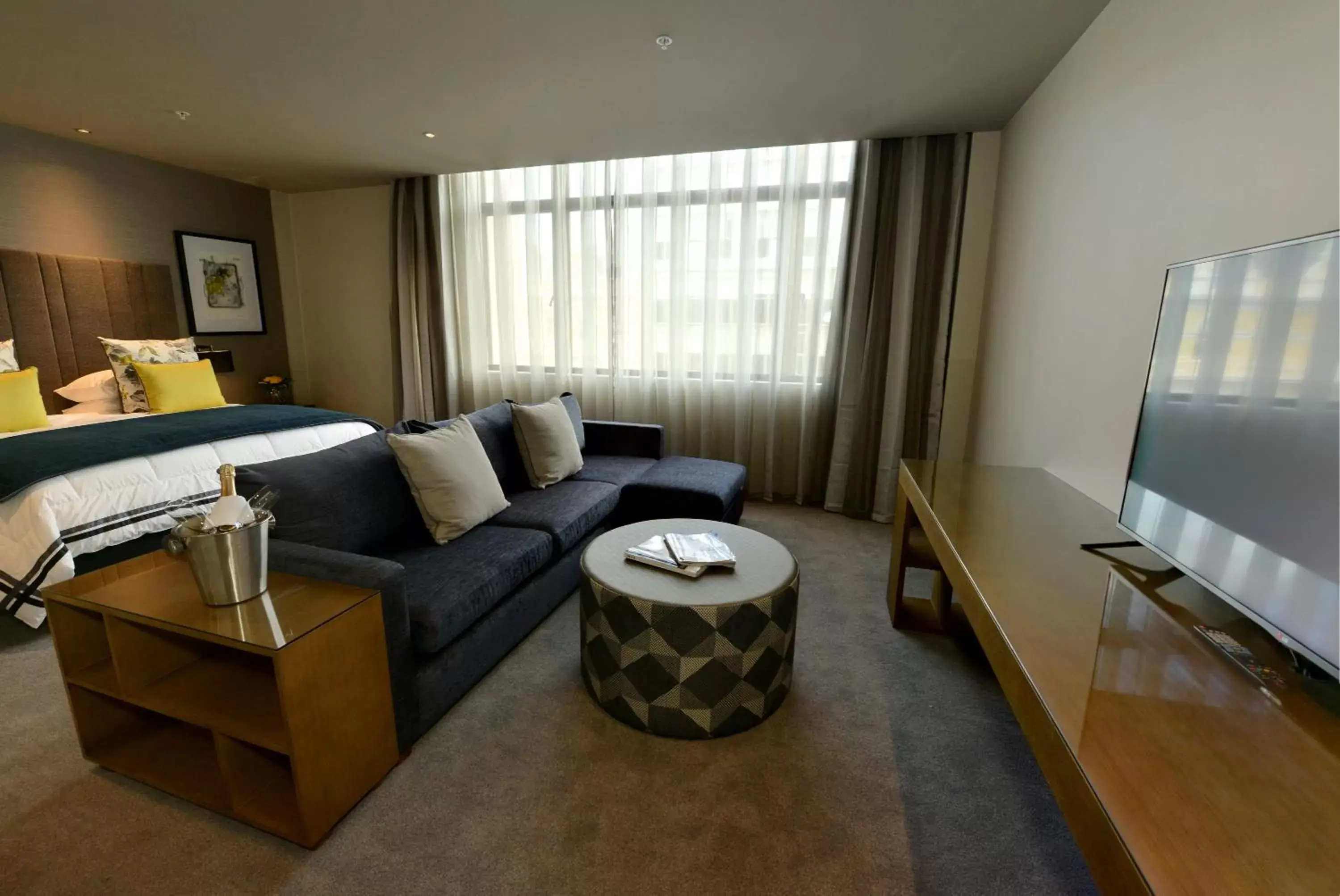 Bedroom, Seating Area in Distinction Dunedin Hotel