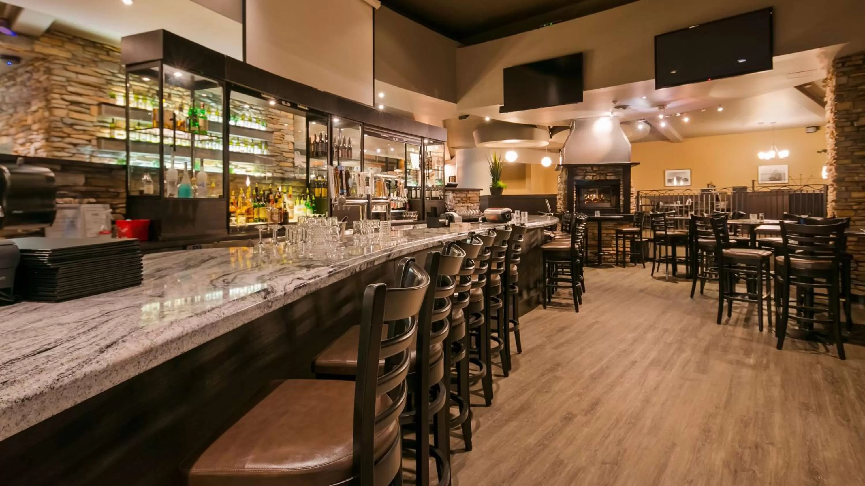 Lounge or bar in Best Western PLUS Mission City Lodge