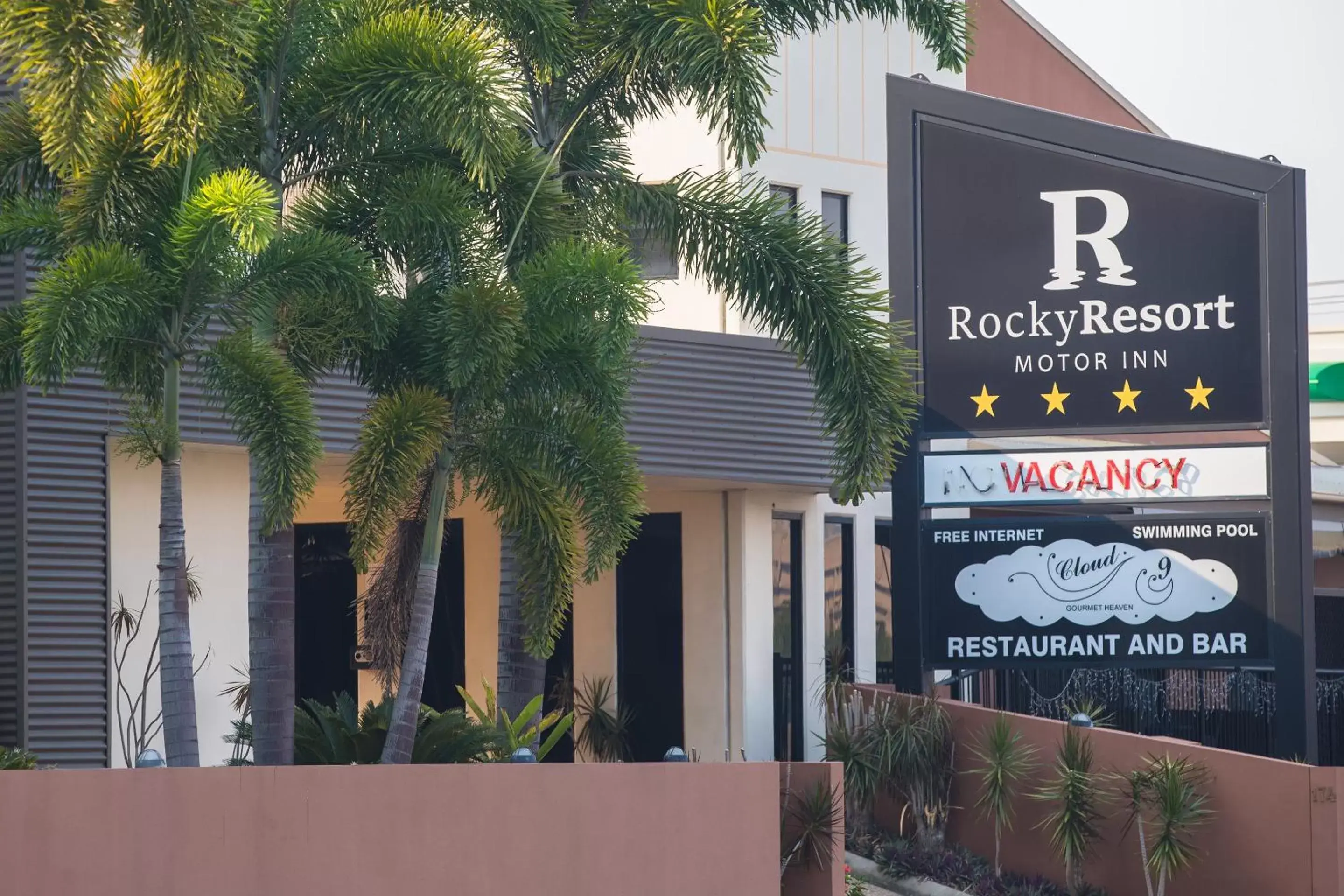 Facade/entrance, Property Building in Rocky Resort Motor Inn