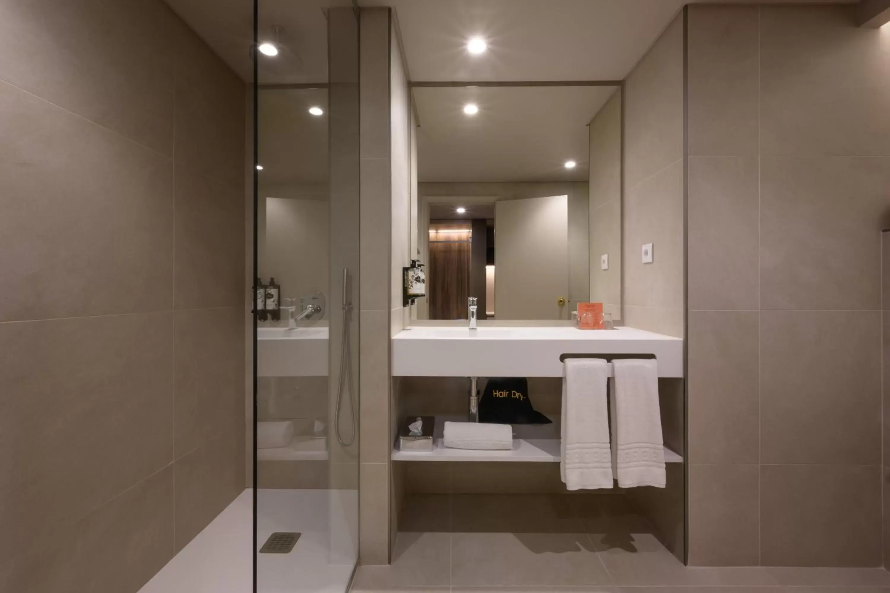 Shower, Bathroom in Hotel Coimbra Aeminium, Affiliated by Meliá