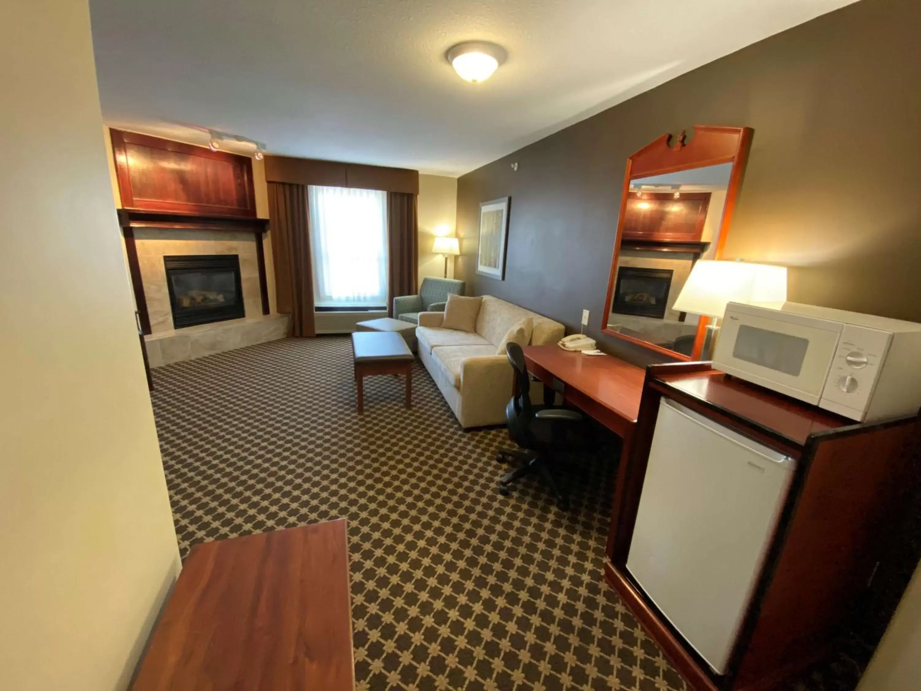 Shower, TV/Entertainment Center in Best Western Strathmore Inn