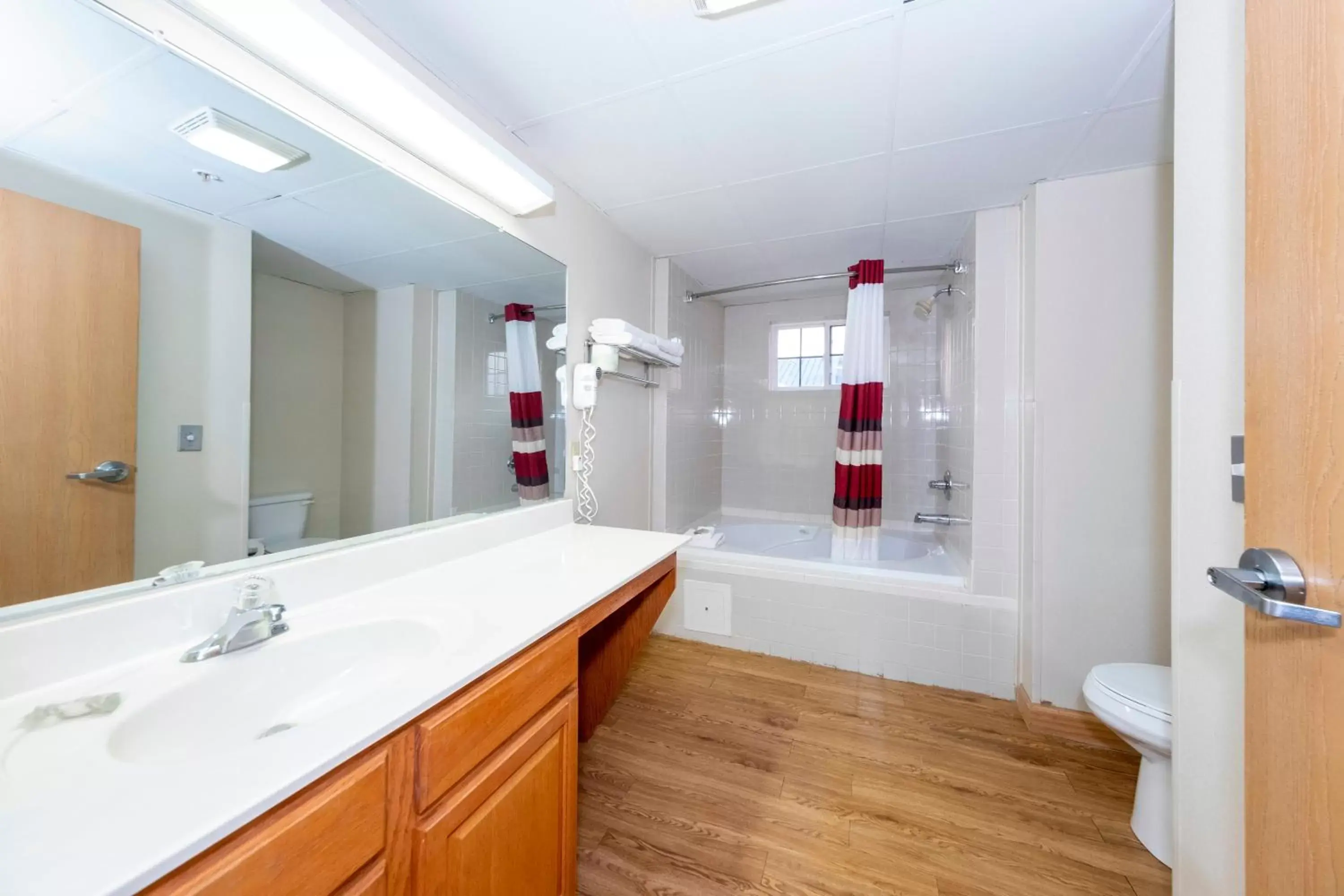 Photo of the whole room, Bathroom in Red Roof Inn St. Robert - Leonard Wood